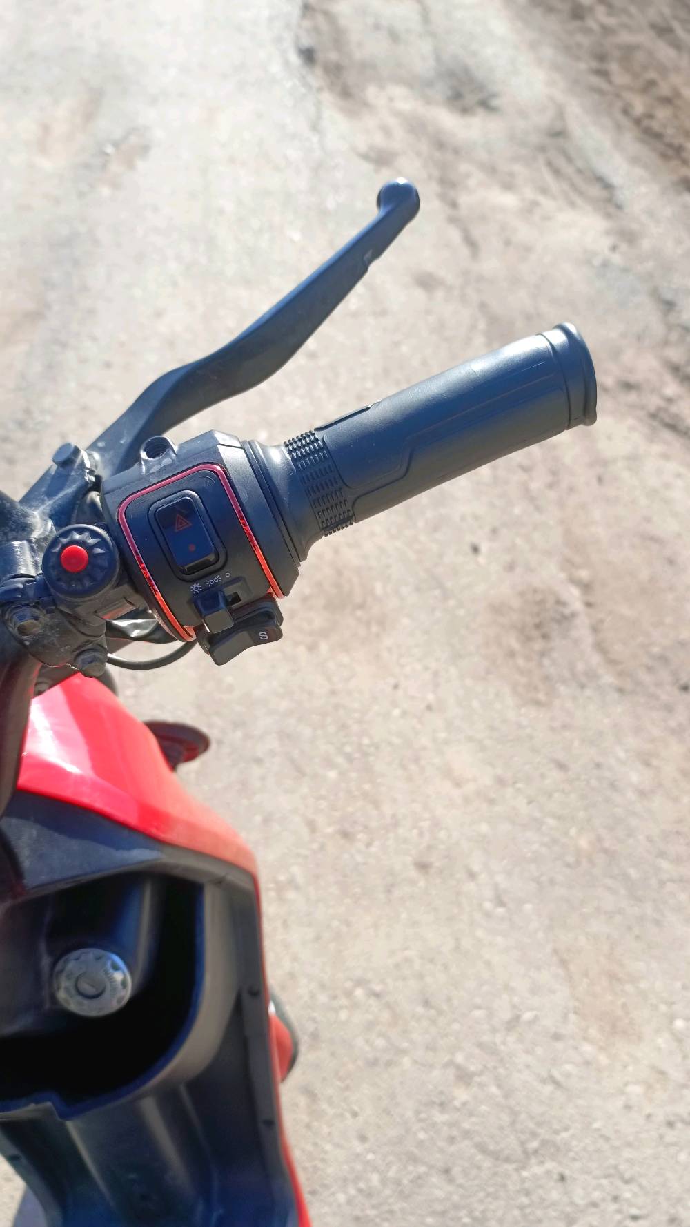 السلام عليكم دراجه شحن R9للبـيع نظيفه بيهه اكبربطاريات بلسوگ+سكليتر جديد+تايرخلفي جديد الدراجه كامله من شاحنه و سله وتچوه سوده +امرايات نقصهه بس مدگر وره فقط والسعر (400) عنوان بصره الزريجي النزله البرازيليه الرقم *********** بي واتساب