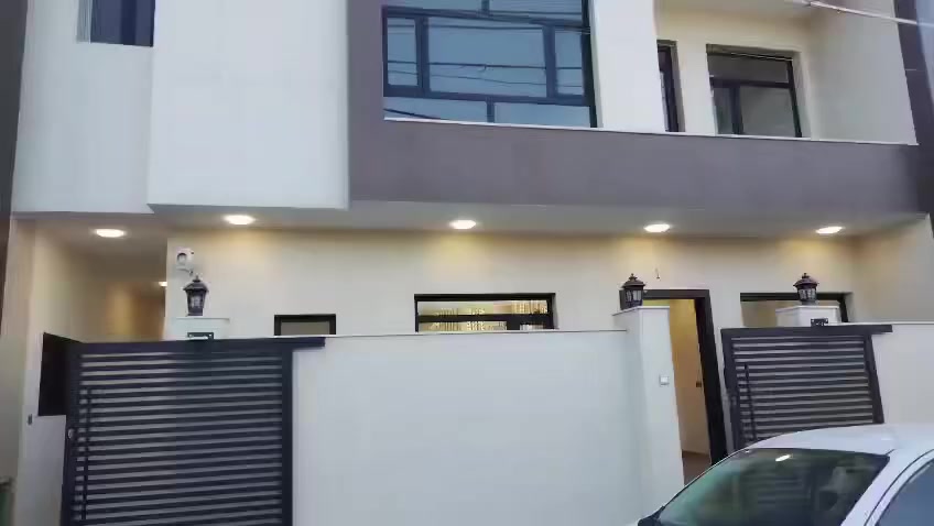 *شقق للإيجار في حي الخارجية جنب حي الأطباء قرب شارع المطار.. الطابق الأرضي شقتان والطابق الأول شقتان والثاني شقة واحدة.. مساحة كل شقة 95 متر  غرفتان نرم وصالة ومطبخ حار وبارد وحمام ..
الموقع أمام حديقة كبيرة ..
للتواصل:***********
