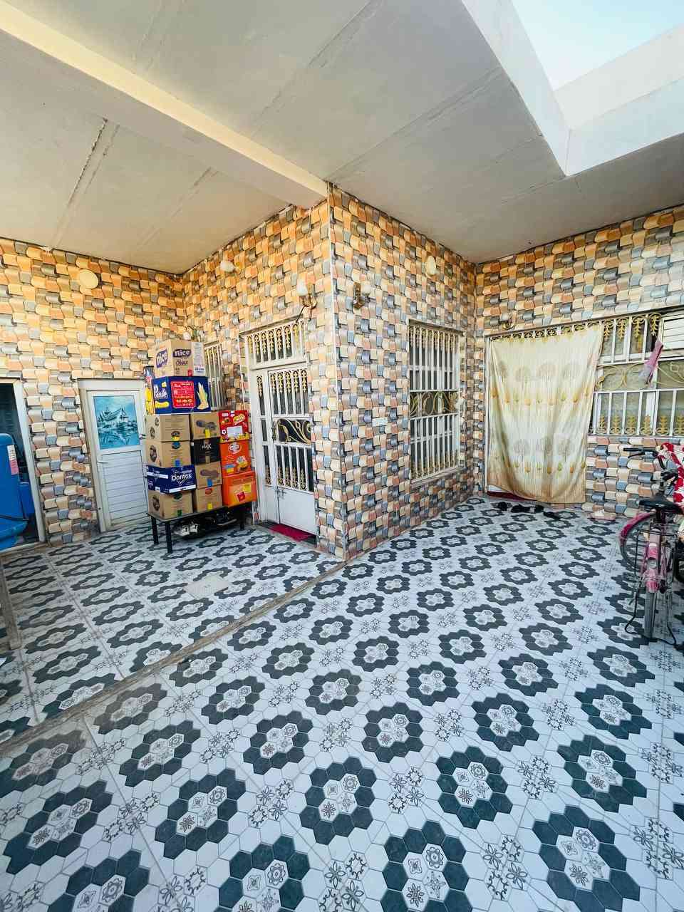 السلام عليكم أحبتي ♥️
الدار للبيع اضافه لذالك محل مساحتة 5*4

العنوان نزله سيد محمد قرب الإمام الحمزة  عليه السلام 

مساحة البيت الكليه    230 م

الواجه   12 م
النزال  20  م 

البيت يتكون من غرف  نوم عدد 2
كل غرفه مساحتها  عرض 4 طول 5

مساحة الاستقبال /7*4 / عرض 4 طول 7 م

مساحة المطبخ / 4 عرض طول 5
اضافه لذالك مطبخ بارد 

الصالة / عرض 4 طول 6

يوجد ممر داير مداير البيت

يتكون من صحيات داخليه وصحيات خارجيه

السعر والاستفسار أكثر تواصل مع صاحب البيت 

***********
***********
