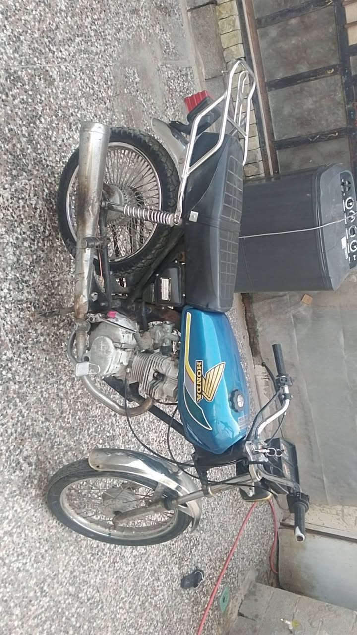 سلام عليكم درجه يراني 5كير درجه شغاله وخير من الله شلعه ومعدل مكينه خرسه متسمع صوت ناعمه كلش بس بيه خيط تبخير ومن تجمع ايروح ترايك وين متريد ضفيره جديده باتري جديد بريك جديد هورن سلف مالته يحتاجله دشلي  والباقي كدامك مكاني بغداد مدينه الصدر بيع او مراوس السعر 275 وبيه مجال *********** رقمي بي واتساب
