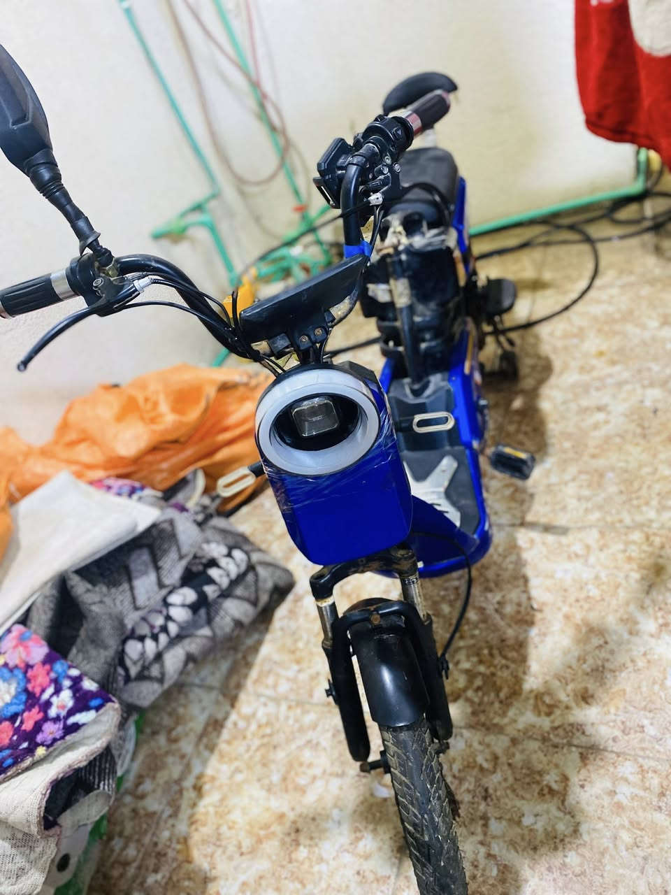 🛵 دراجة كهربائية للبيع
الدراجة بحالة جيدة وشغالة 👌  
البطارية قوية وتمشي مسافة زينة 🔋

🔹 بيها ملاحظة بسيطة:
- تحتاج تصليح يد (الهاندل)  
- سلك بسيط مقطوع (تصليحه سهل ورخيص)

🔹 المواصفات:
- إنارة أمامية LED  
- مريحة وسهلة الاستخدام  
- مناسبة للمشاوير اليومية

📍 سبب البيع: عدم الحاجة  
💰 السعر مناسب 
استفسار / ***********

📩 الفحص متوفر قبل الشراء
