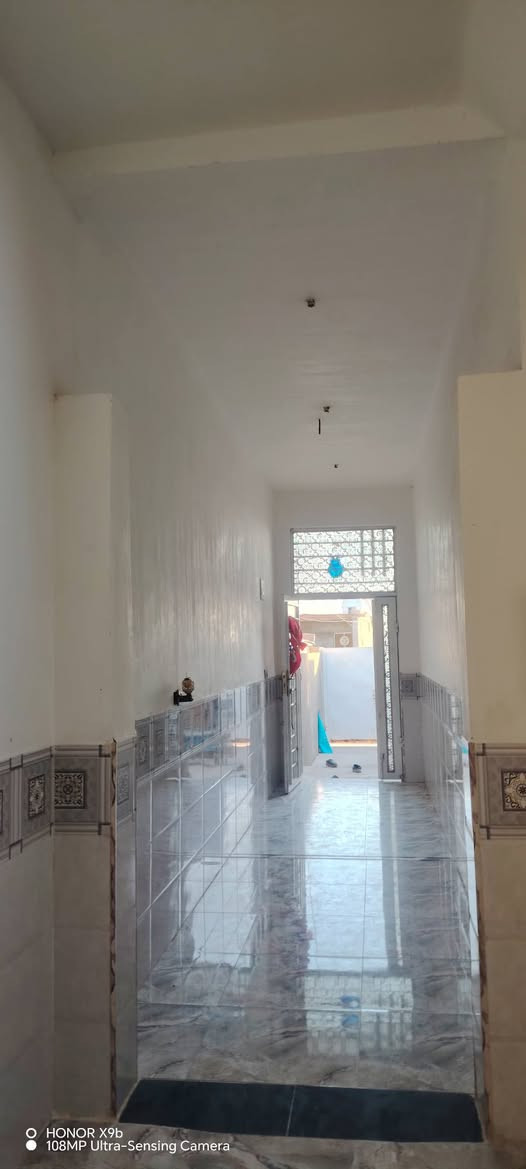 السلام عليكم بيت للبيع في حي الحكيم الثاني مقابيل مجمع الكشاوي   يحتوي البيت ع غرفه نوم واحد واستقبال وصحيات داخليه وخارجيه ومطبخ وكراج كبير الاستفسار او التواصل الاتصال على الرقم  الرقم *********** او ***********
