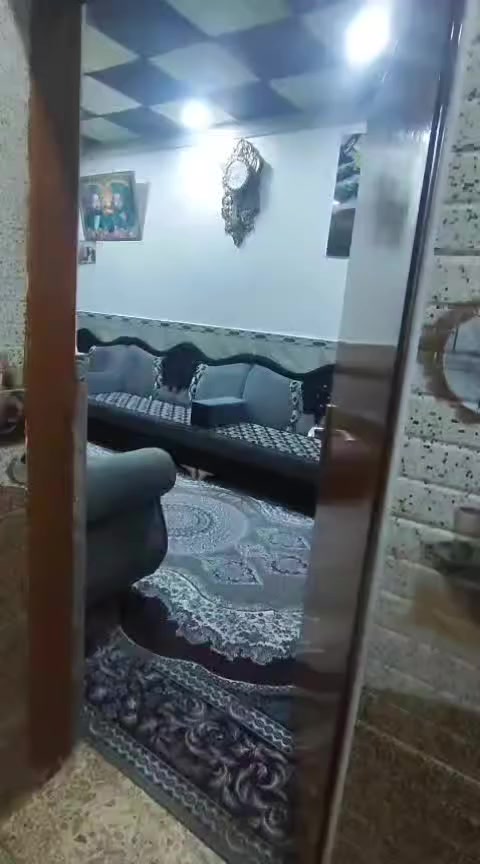 دار للبيع مساحه 100م البيت جاهز شارع المطار القديم سعر 35وبي مجال للشراي الاستقسار على الرقم ***********
