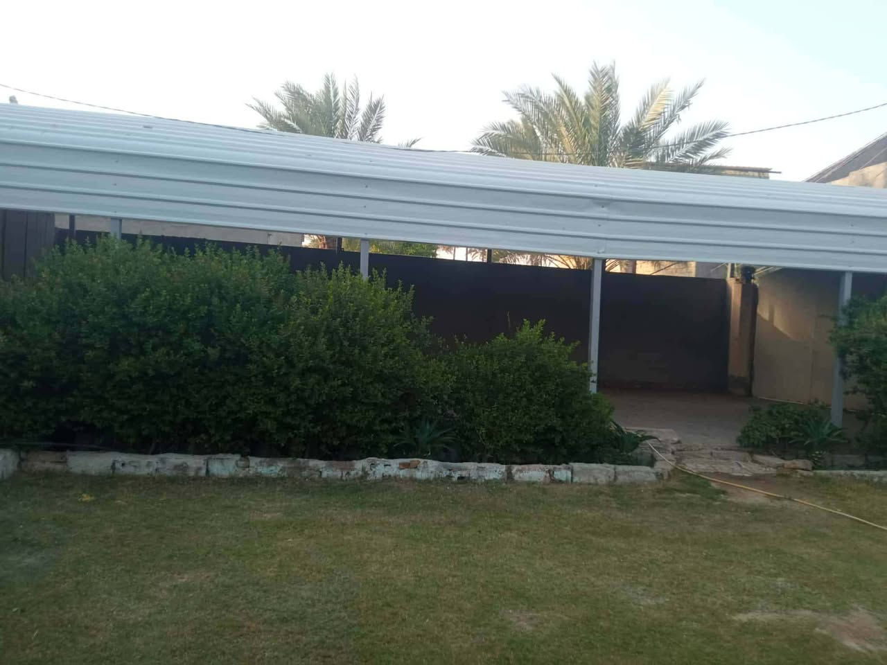 السلام عليكم دار للبيع مساحه 530 بناء جديد 2020 بلوك متوفره كل الخدمات ماء كهرباء اتصال عل رقم الهاتف ***********الاستفسار
