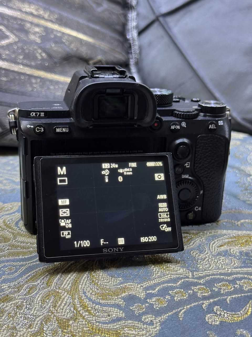 كامرة سوني 3 شترها 12 الف و500 وصورها كدامك بدي فقط وبطارية بدون ملحقات رايدها بمليون و 150
 للتواصل ***********
