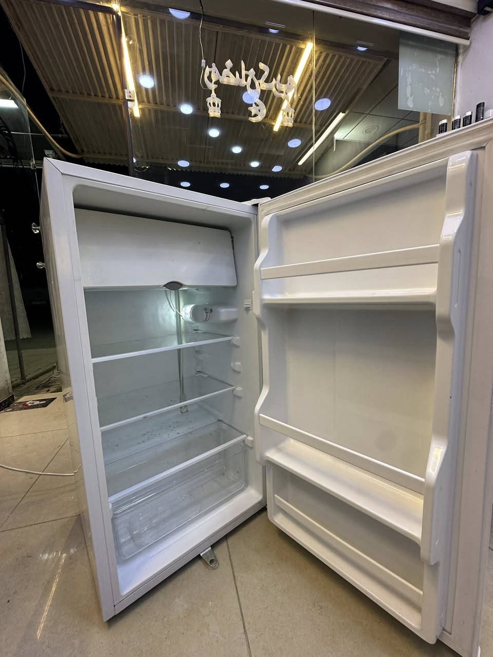 السلام عليكم ثلاجه للبيع ماخذها قبل شهر ومامستعملها الثلاجه نضيفا حيل شرط الفحص السعر 115 وبيها مجال العنوان كركوك الرقم ***********
