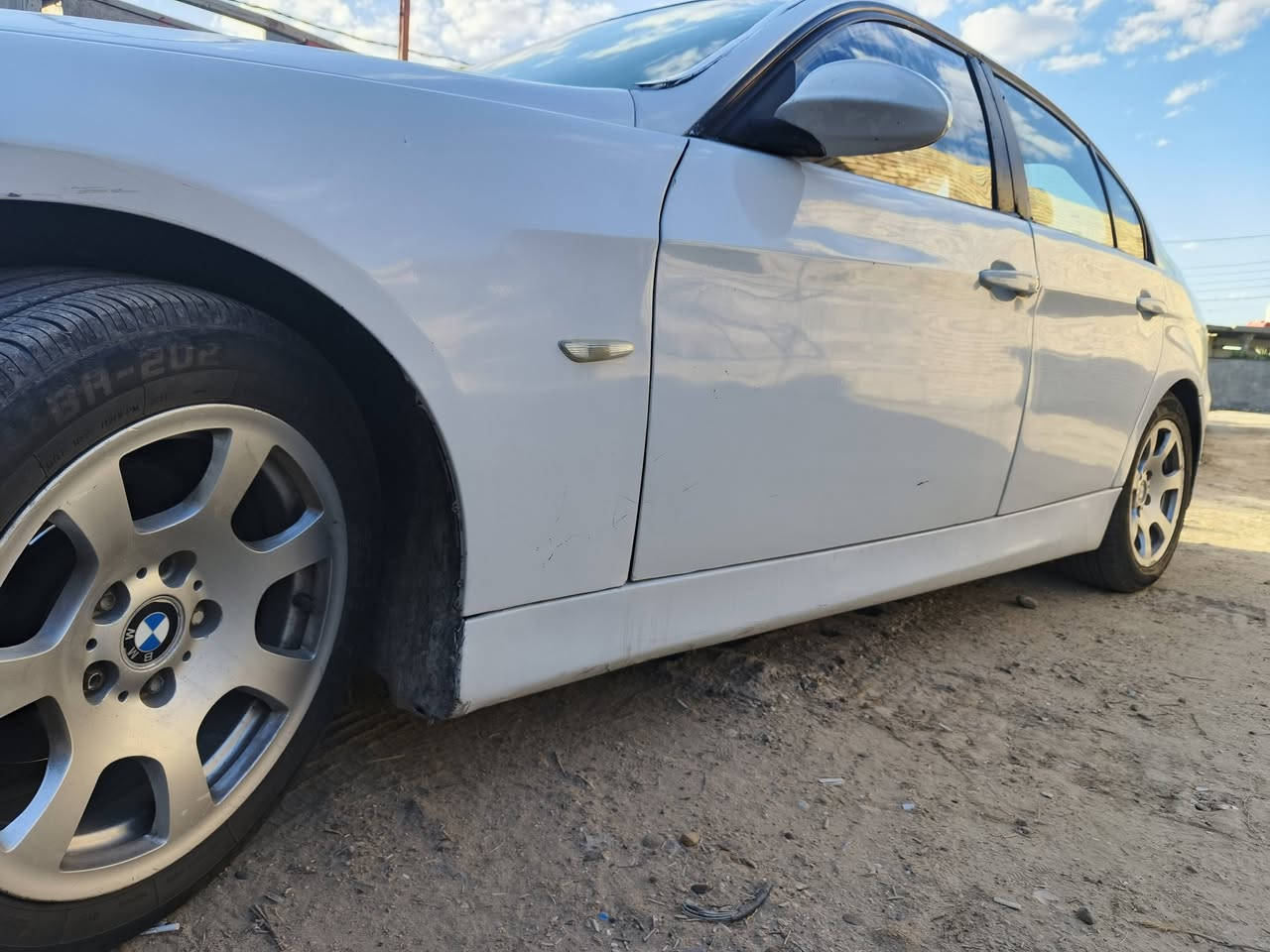 السلا عليكم للبيع  e90 2006 325i vt بيهة نواقص بسمي مكان بغداد مكينة 3.0  استفسار اكثر خاص 
رقم ***********
