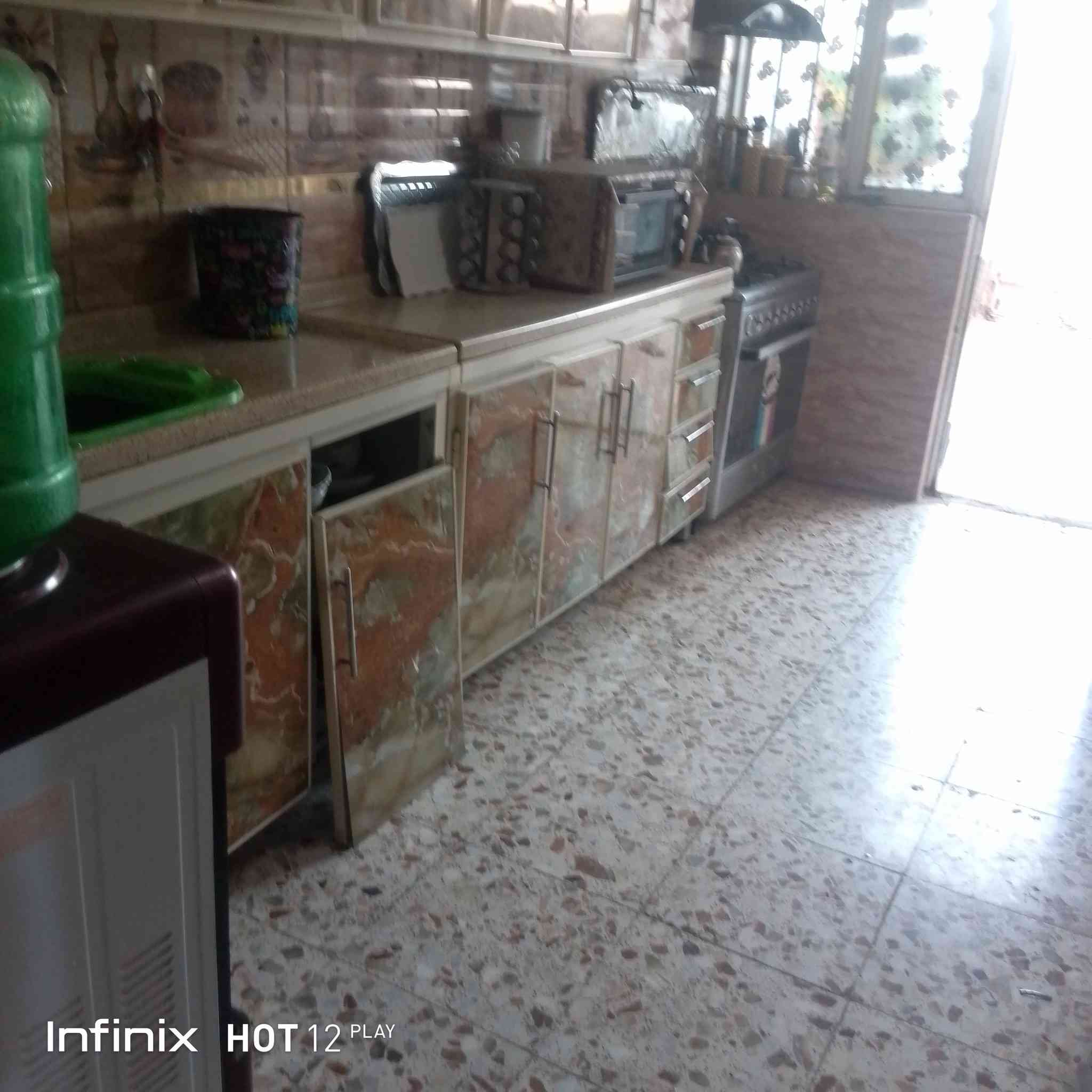 سلام عليكم  بيت للبيع قاطين منطقة العابره الاولى مساحه 125السعر 90وبي مجال بسيط الشراي يتصل ***********//***********
