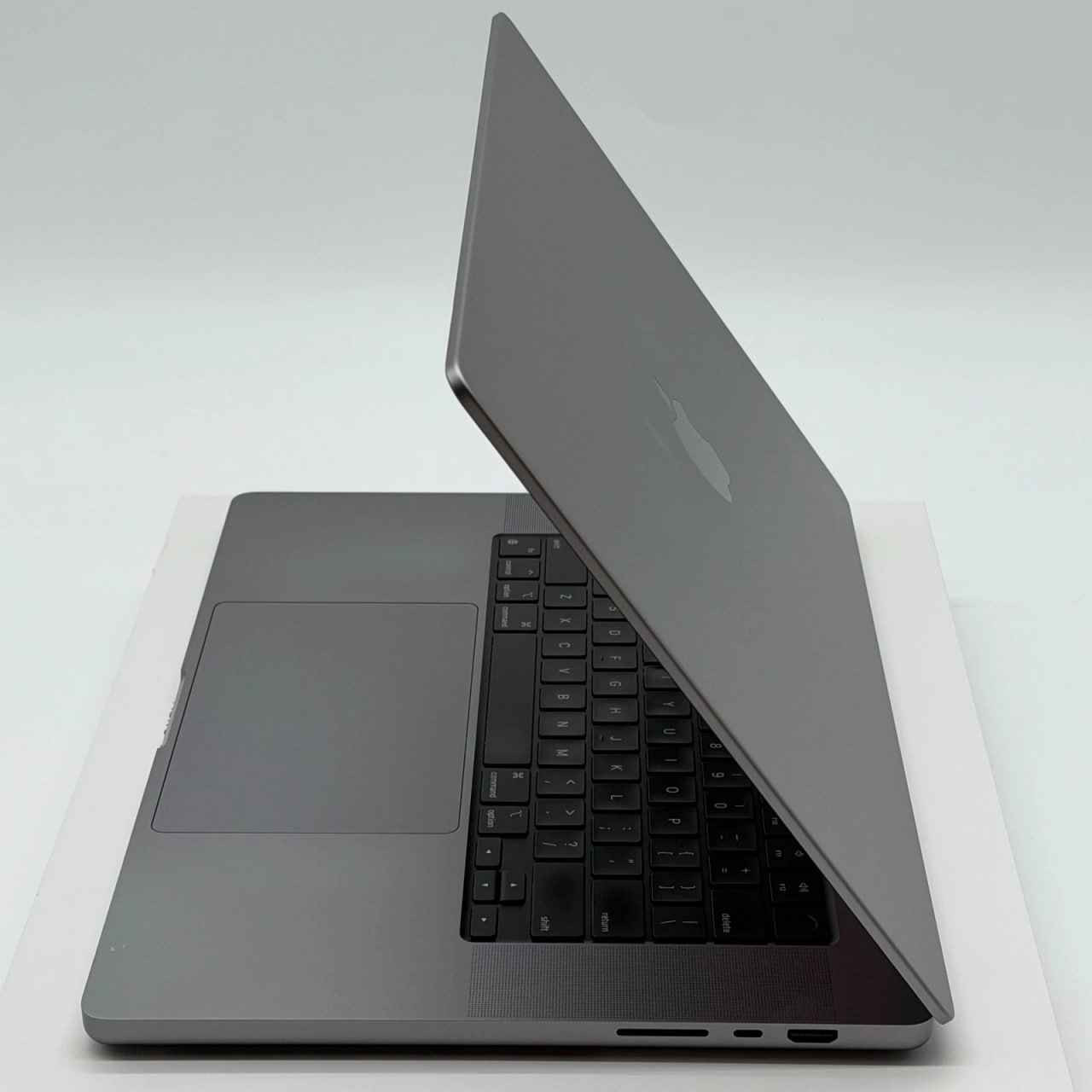 2021 Apple M1 Pro
 جهاز نظيف جدا وخالي من العيوب

*****************************************************
الشاشة
Screen Size 16.2" 3456 x 2234
MotionPro 120Hz Liquid Retina XDR
*****************************************************
الرام
Unified Memory 32GB
*****************************************************
التخزين
1TB SSD HARD DRIVE
*****************************************************
كفاءة المعالج ومعالج الرسوميات
المعالج المركزي (CPU): يحتوي على 10 أنوية (8 أنوية للأداء العالي و2 أنوية للكفاءة)

معالج الرسوميات (GPU): مدمج ويحتوي على 16 نواة
*****************************************************
معلومات البطارية
البطارية والشحن (Battery & Power)

عدد دورات الشحن   415       
سعة البطارية    85             
*****************************************************
الشاحنة الاصلية 
*****************************************************
(Space Gray) A2485
*****************************************************
الجهاز والشاحنة فقط بدون الكارتونه
*****************************************************
معاها كفر حماية شفاف

السعر 1,750,000

يوجد توصيل لجميع محافظات العراق موصل, نينوى


**إذا كنت صاحب هذا الإعلان وتريد حذفه لأي سبب، رجاءا أرسل رسالة إلى الدعم الفني**