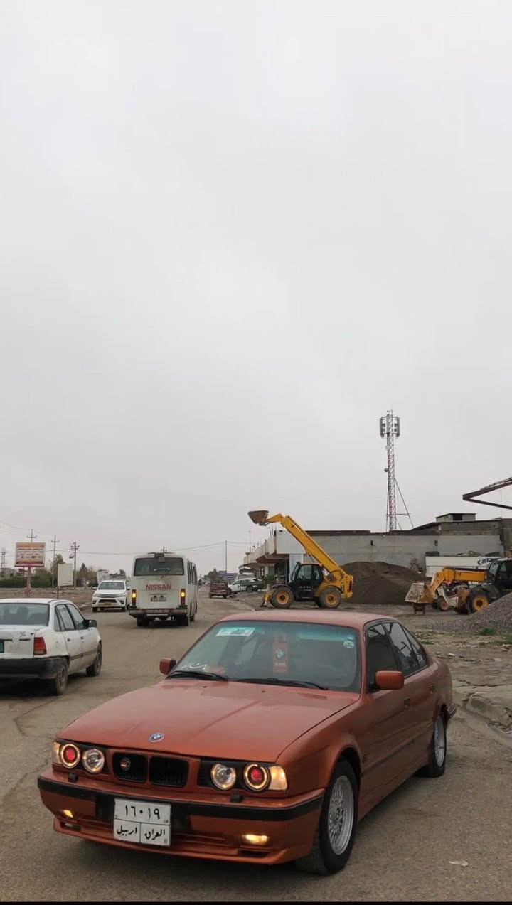 بی ام ١٩٩٥ فوول بەس گێڕ عادی 
٤ جام کارەبا 
ناو فۆڕمیکا 
دەبلی ئێڕباگ
تەبریت سارد و گەرم 
هەموو شتی نوێیە بەس ڕەقم باریک نیە
گێڕ و مەکینە بەشەرت 
لیدران بەس دواوی بە عەستەم لیدرانکی زۆر خەفیفی هەیە *********** أربيل, العراق
