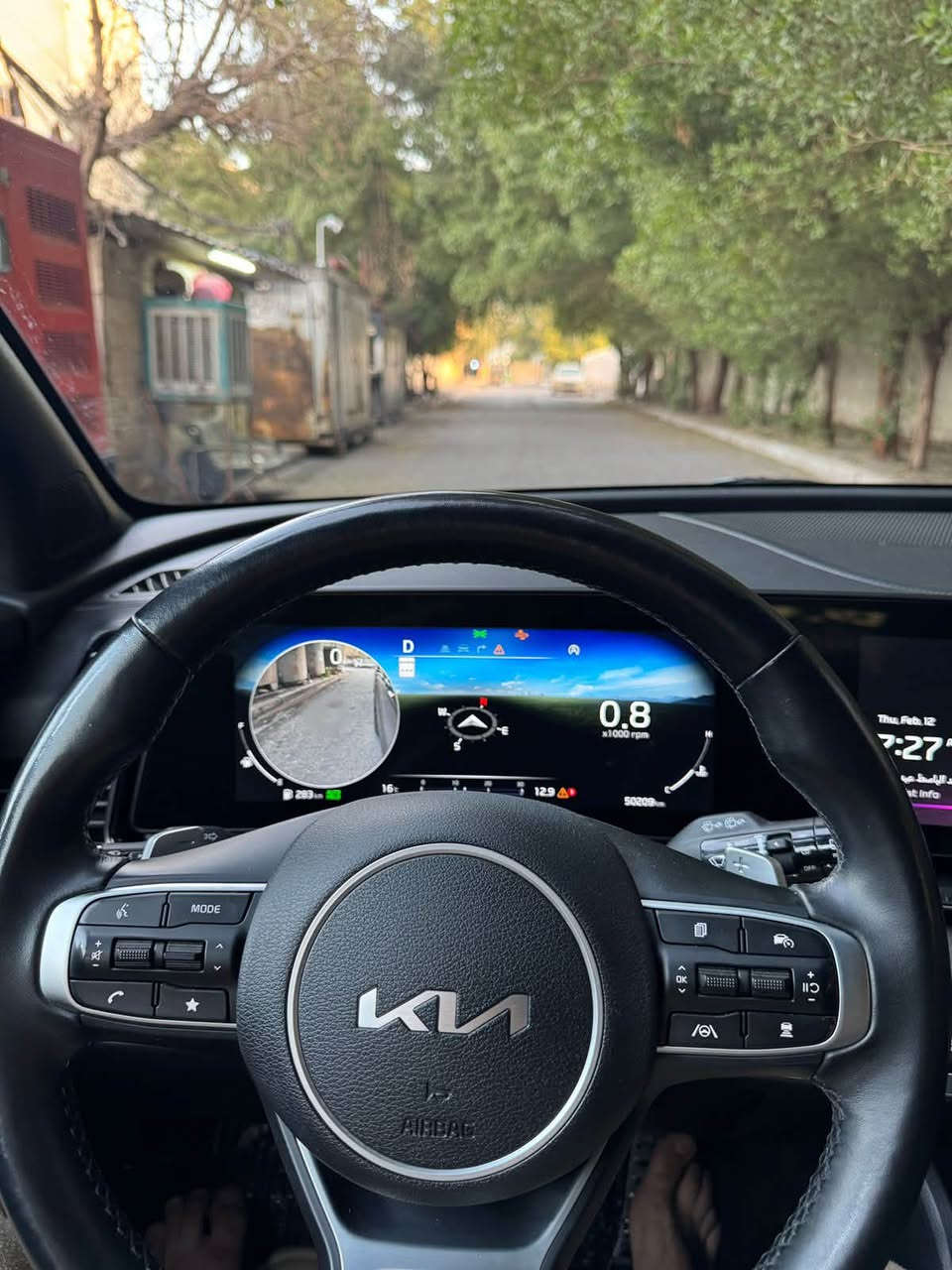 سلام عليكم .
Kia Sportage 2023 X-Line Prestige AWD  رقم سليمانية الضرر بنيد سطحي بدون ايرباك (وارد كندي)، من أعلى الفئات،  التفاصيل

المواصفات الخارجية

* لون نيلي

* دفع رباعي AWD.

* جنوط ألمنيوم 19 إنش.

* مصابيح LED أمامية وخلفية كاملة.

* إضاءة نهارية LED (Boomerang DRL).

* شبك X-Line الخاص.

* سقف بانورامي مع فتحة.

* سكك سقف.

* مرايا كهربائية مع تدفئة وطي كهربائي.

* باب خلفي كهربائي ذكي (Smart Power Tailgate).

* زجاج خلفي مظلل.

المقصورة

* مقاعد جلد.

* المقاعد الأمامية كهربائية.

* تدفئة للمقاعد الأمامية والخلفية.

* تبريد للمقاعد الأمامية.

* ذاكرة لمقعد السائق.

* تدفئة للمقود.

* مقود جلد متعدد الوظائف.

* إضاءة داخلية محيطية (Ambient Lighting).

* شاحن لاسلكي للهاتف.

* تشغيل السيارة بالبصمة (زر Start/Stop).

* دخول ذكي بدون مفتاح (Smart Key).

الشاشات والتقنيات

* شاشتان متصلتان قياس 12.3 إنش.

* شاشة عدادات رقمية كاملة.

* شاشة معلومات وترفيه 12.3 إنش.

* Apple CarPlay.

* Android Auto.

* نظام ملاحة.

* نظام صوت Harman Kardon (حسب التجهيز).

* كاميرا 360 درجة. 5 كامرات

* كاميرات جانبية تظهر في شاشة العدادات عند تشغيل الإشارة.

* بلوتوث.

* منافذ USB وUSB-C.

* دمام خلفي

أنظمة السلامة

* مثبت سرعة ذكي (Smart Cruise Control).

* المحافظة على المسار (Lane Keeping Assist).

* المساعدة على البقاء في المسار (Lane Following Assist).

* التحذير من الاصطدام الأمامي مع الكبح التلقائي.

* مراقبة النقطة العمياء.

* التحذير من حركة المرور الخلفية مع الكبح.

* حساسات أمامية وخلفية.

* مساعد صعود المرتفعات (Hill Assist).

* مساعد النزول من المنحدرات.

* مراقبة انتباه السائق.

* 6–8 وسائد هوائية 

الأداء

* محرك 2.5 لتر GDI. سمارت ماشية 60000 كيلو متر

* 4 سلندر.

* قوة 187 حصان.

* عزم 241 نيوتن.متر.

* ناقل حركة أوتوماتيك 8 سرعات.

* نظام اختيار أوضاع القيادة:

    * Smart

    * Eco

    * Normal

    * Sport

    * Snow

ميزات إضافية

* فرامل يد إلكترونية مع Auto Hold.

* تشغيل عن بُعد.

* مرايا ذاتية التعتيم.

* حساس مطر.

* حساس إنارة.

* نظام مراقبة ضغط الإطارات (TPMS).

* كراسي خلفية هيتر

للاستفسار ***********

السعر 210 وبيها مجال
