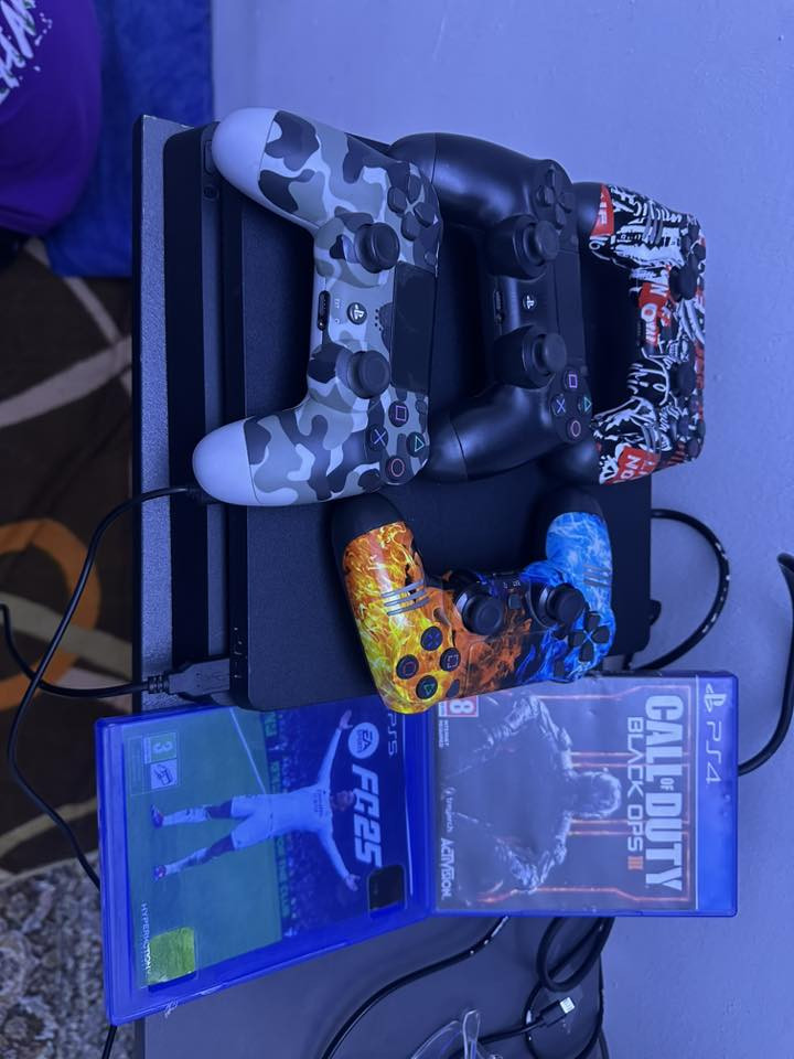 بلي 4 سلم اولاين هارد ٥٠٠ كلش نضيف لا مفتوح ولا مصلح كدام عينكم النظافة وبالعافية ع الياخذة  جهاز يجي غراض كاملة مع الكارتون 
سعر البلي مع قرصين فيفا وكلفديوتي و٤ جويستكات ٢٧٥ قفل 
٢٥٠ مع جويستكات
٢٢٥ مع جويستك واحد فقط 
انت حر بالاختيار بس الاسعار قفل من الاخير اجيتك شوف يا سعر اليعجبك وتدلل (ارجع واكرر بالعافية ع الياخذة لان متكلي هيج شي 
للاستفسار (***********) اتصال او واتساب
