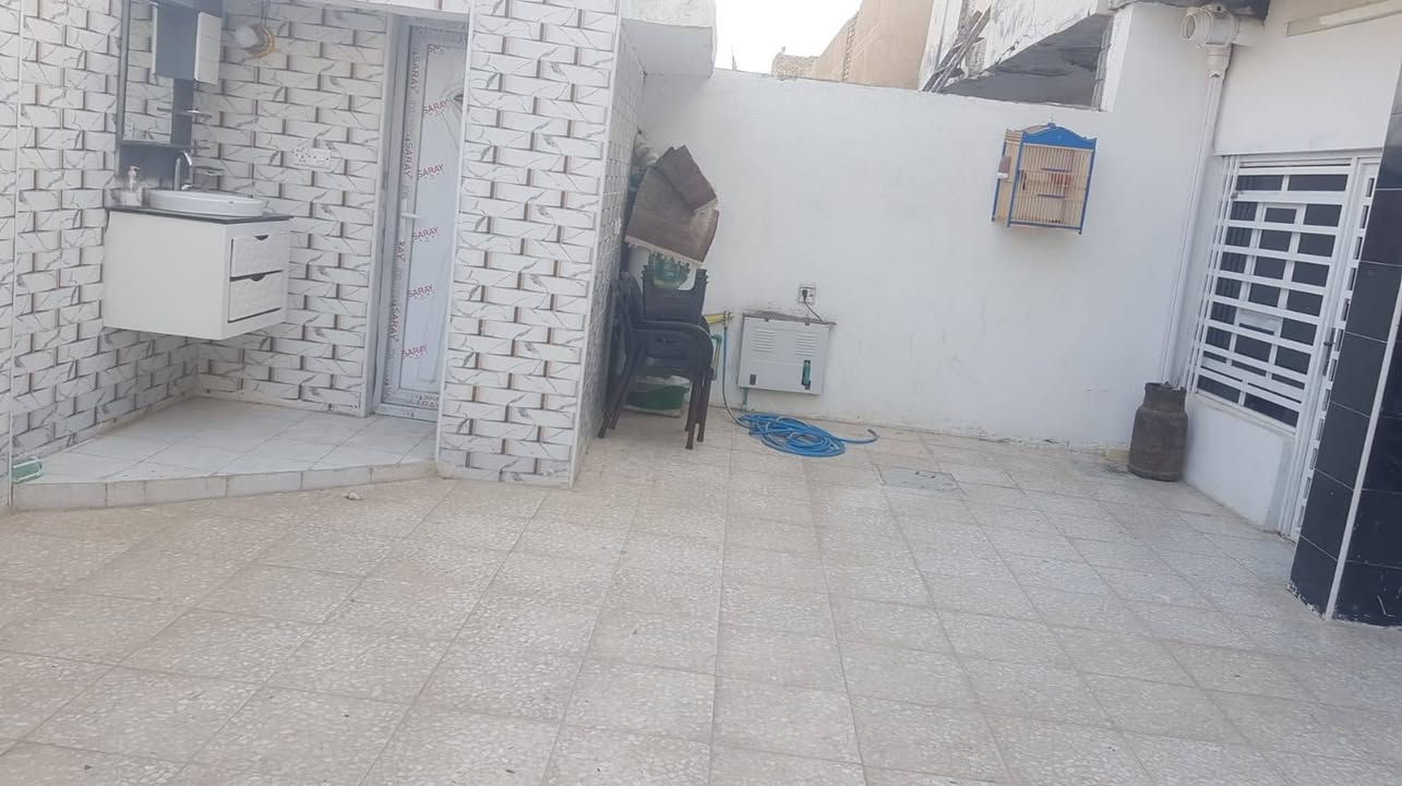 سلام عليكم
بيت للبيع 150 متر طابو ملك صرف طابق الثاني غرفه زائد مخزن  ابو عظام بنص المنطقه 
فرع  بيت سيد صباح  
الاستفسار على الرقم
 ***********
***********
