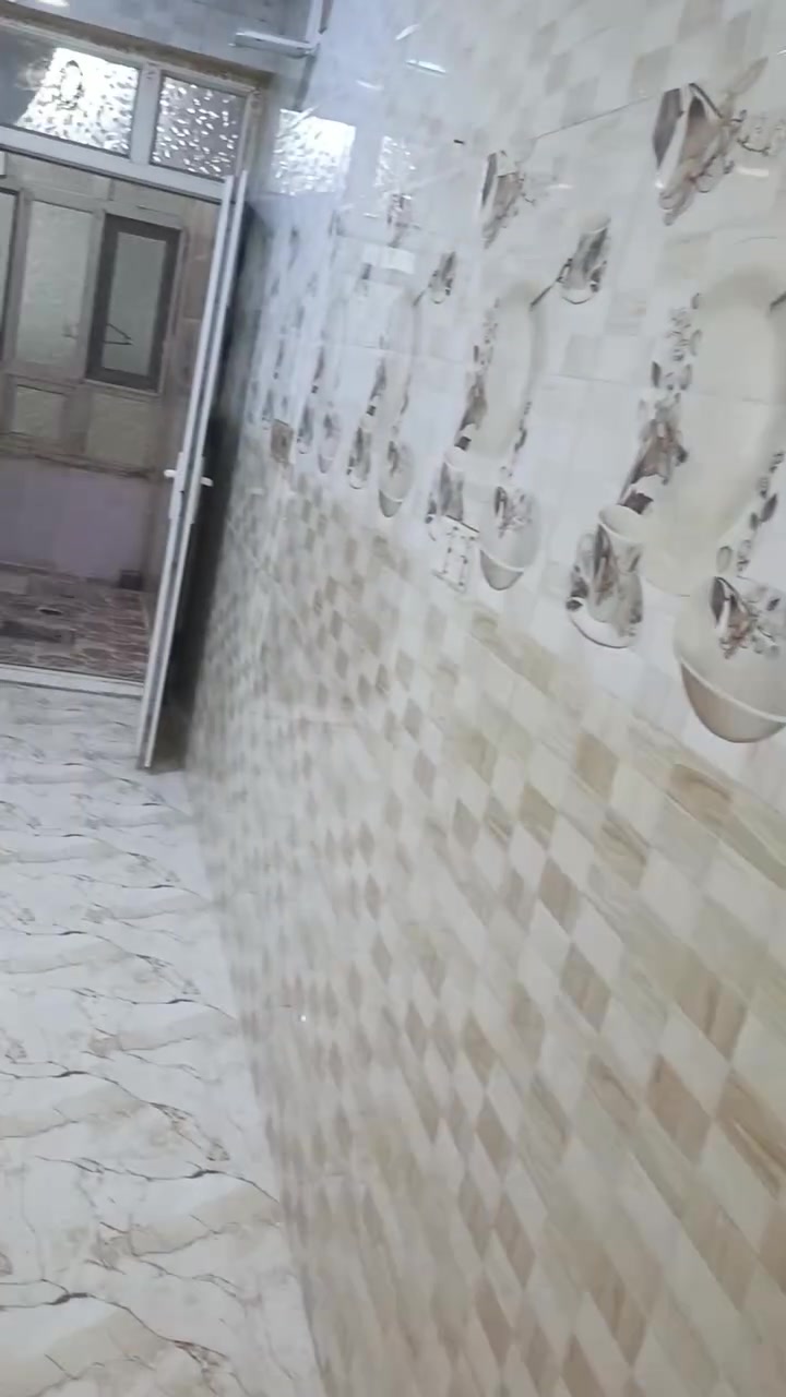 سلام عليكم بيت 100متر للبيع يتكون غرفة نوم وصالة كبيرة وة مطبخ صغير وة ستقبال لبيت كامل سطح شتايكر  لبيت فول مناقصة صحيات كامل  شي سيراميك بياض سقف ثانوية كهربائية ممتازة جدا لسعر/70/مليون بي مجال هذة رقمي *********** مكاني كركوك شركة طارق /77/
