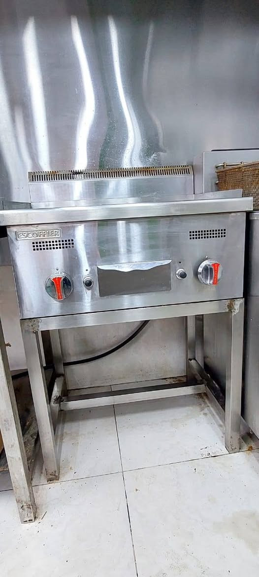 السلام عليكم للبيع اغراض مطعم للإستفسار  ***********
