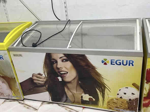 السلام عليكم عندي غراض ماركت للبيع  عندي رفوف جداري ورفوف وسطي وبرادات ومجمدات السعر ع خاص ***********
