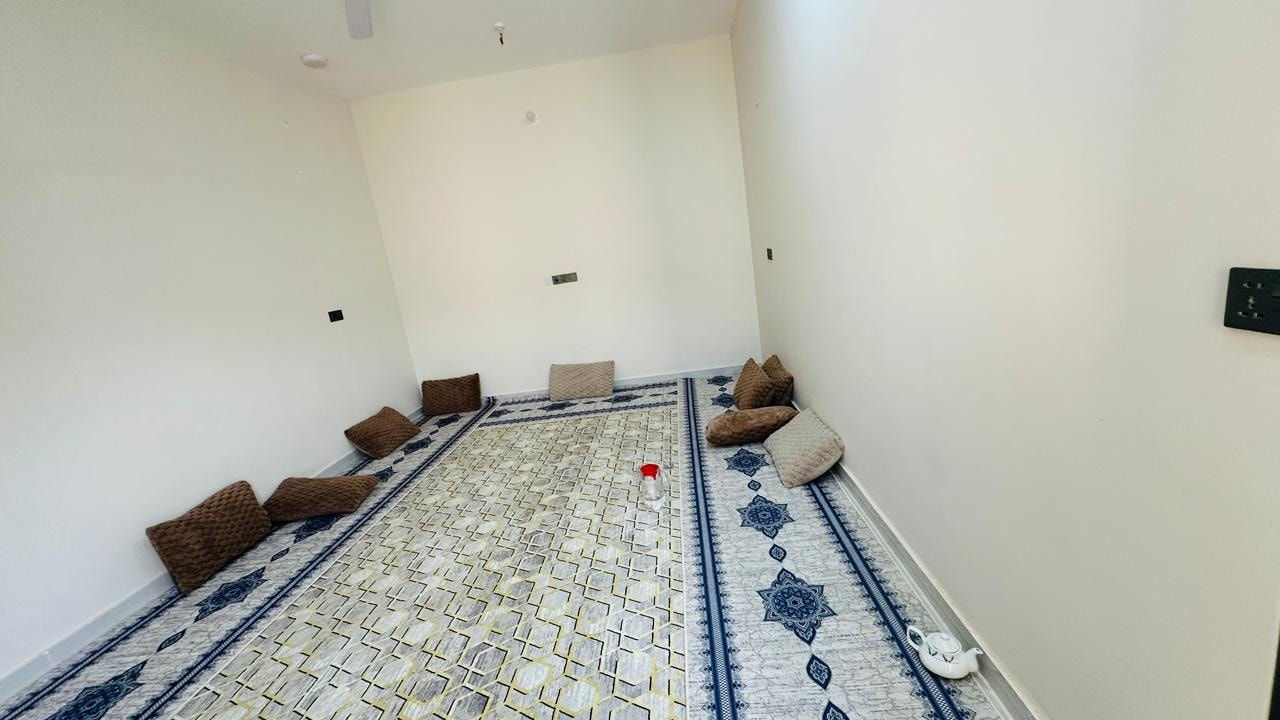 #للبيع
بيت بمجمع ابن يقطين ٢٠٠م طابقين مطلوب للعقاري ١١٧ مليون 
بناء ٢٠٢٤ السعر المطلوب بيد  المشتري ٧٨ مليون قابل للتفاوض 
البيت فيه ٤ غرف اضافة لباقي التفاصيل الاخرى براني وصالة ومطبخ وصحيات داخلية وخارجية 
#للاستفسار اكثر يرجى مراسلة الصفحة او الاتصال على الرقم *********** او زيارة مكتبنا الواقع في : السماوة - حي العسكري - مقابل صيدلية التفاح الاخضر ومجاور صيدلية الاريج .
