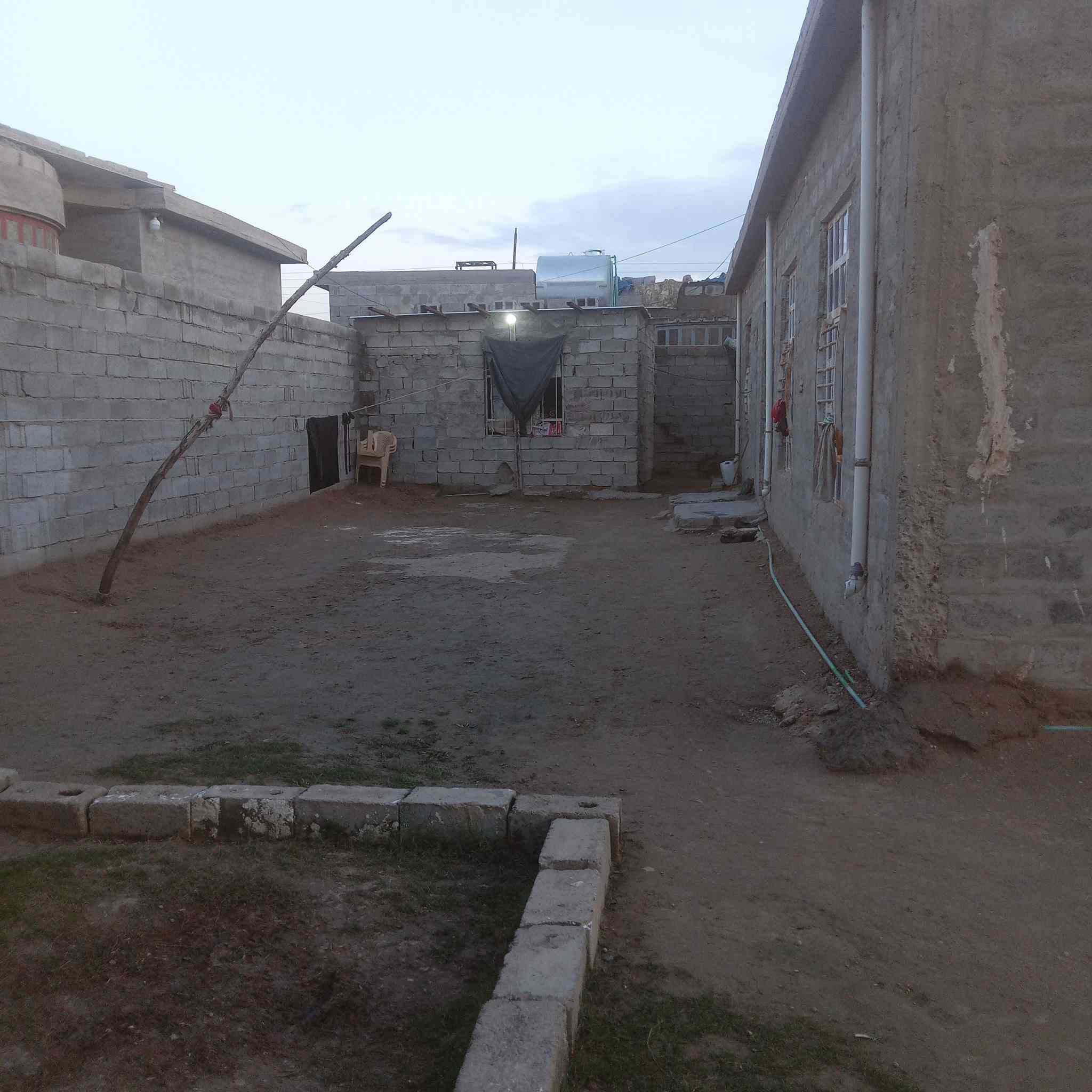 بيت للبيع بناء ٢٠٠١٣ بلوك مساحه لقطعه ٥٠٠ متر يتكون لبيت عدد القرف ٣ + هول واستقبال و صاله مطبخ خارجي عدد لصحيات ٢  رجالي ونساءي طايق واحد بيتونه مبنيه كامله لبيت كامل بداخل باقيله فقط ارضيه السعر ٥٥ وبي مجال  منطقت حي لسلام شارعه ١٥م  قريب عشارع  ٣٠ رايح للمجمع ***********
