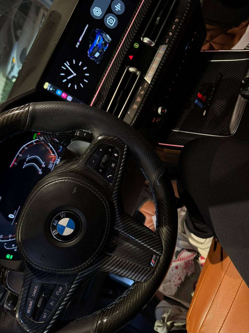 بي ام دبليو X5 i40 – خليجي وكالة العروش 
موديل 2023 
رقم بغداد مميز 9070 H
 الموديل: BMW X5 i40
 اللون: أزرق ميتالك مميز
 المحرك: 6 سلندر تيربو – i40
 القوة: أداء قوي وسلس مع استهلاك متوازن
 الدفع: رباعي xDrive

 الحالة: نظيفة جدًا، استخدام شخصي
السيارة ماشية 16 الف كيلو متر فقط 
السيارة مغلفه PPF كاملة من جيوشيلد مفتوح مدى الحياة 
المواصفات:
 • فتح وتشغيل بدون مفتاح
 • شاشة أمامية كبيرة مع نظام BMW iDrive
 ‏•نظام الإيماءات 
• نافيكيشن
 • كاميرات 360°
 • رادار أمامي
 • تحكم كهربائي بالمقاعد مع ذاكرة
 • جلد فاخر
 • إضاءة داخلية Ambient Light
 • جنوط رياضية
 • نظام Driving Modes
 • نظام مانع الانزلاق
 • تحكم بالمقود
 • مثبت سرعة
 • رقم صاحب سيارة ***********
