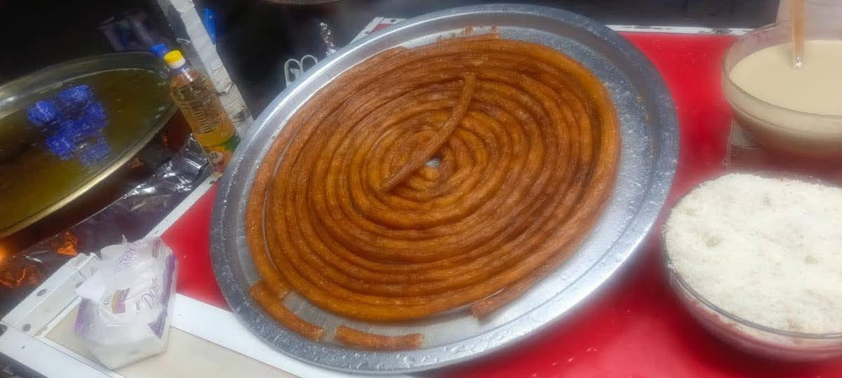 عربة حسن الشهيرة للداطلي واللبن
بما انو الاجواء الشتوية رجعت اقتحمتنا من كل الاتجاهات والشتاء مناوي يودعنا ضروري داطلي حار
اليوم جبتلكم شخص يشتغل الداطلي بكل احترافية واهم شي كدام العين والنظافة هي الي تحكم 
العجينه هشه وطرية من الداخل وكرسبي ومقرمشةمن الخارج والزيت كدامكم شلون نظيف واهم شي من تاخذون كلوله دارينه بالراشي والمبروش
وحاليا ضايفين عصائر طبيعيه فريش كدام العين من الشجره للخلاط
منو مجربهم 
عنوانهم شارع فلسطين تقاطع النخله مجاور مطعم علي شفي
وتوصيل متوفر   
***********
