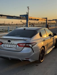 تويوتا كامري موديل ٢٠٢٢  رقم بغداد الجديد باسمي مواصفات SE  بصمته ابوا...