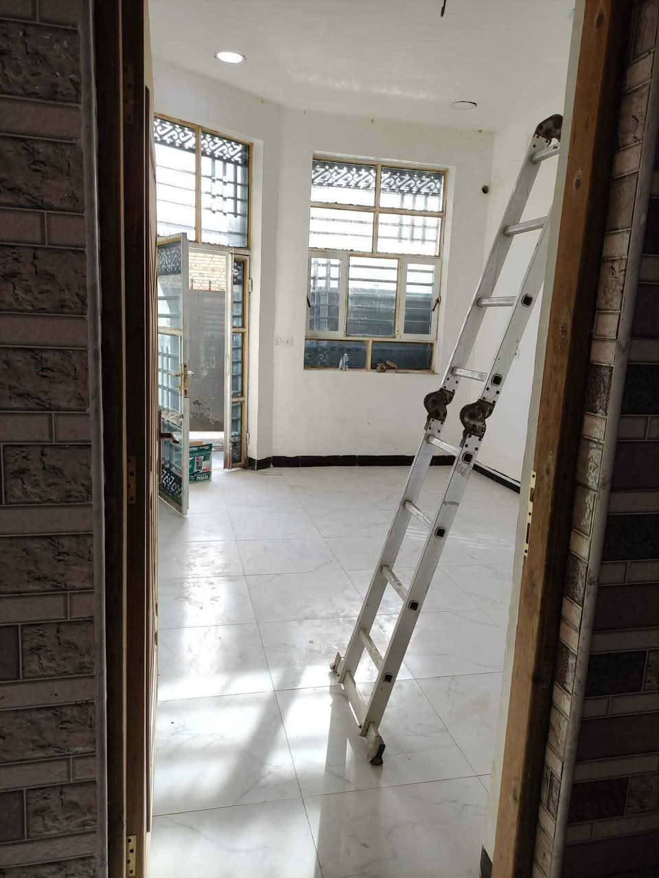 سلام عليكم بيت للأجار في منطقه الورديه مساحته 100م طابقين ، الطابق الاول يتكون من مطبخ ، صاله ، غرفه ، صحيات 
الطابق الثاني غرفتين مع صحيات 
السعر 350 وبي مجال 
للتواصل ***********

مُكلف بالنشر* Singapore
