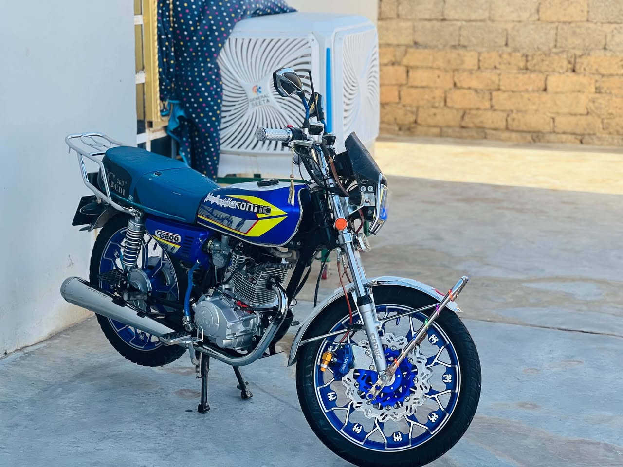 السلام وعليكم
ماطور اللبيع 
نوعية سافين سولانك وزن ثقيل باب أول شرط موديل2025
محرك 200cc محرك ما مفتوح 
ماطور مجنبز 
تشغيل عن بعد 
تشغيل بصمة 
السعر760وبي مجال بسيط
الرقم***********
