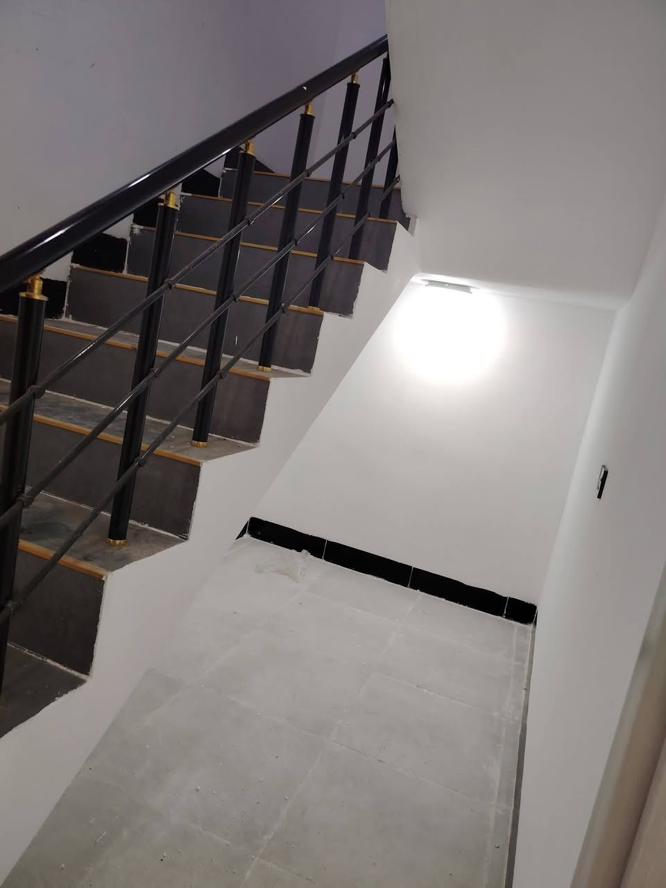 بيت للبيع صفر فول سيراميك مع الاثاث 150م طابو صرف طابقين يتكون من ثلاث غرف نوم و هول استقبال مطبخ صحيات نضام دكت السقوف مغربية الموقع كركوك حي الخضراء شارع 20 هاتف *********** واتساب مكتب الحضارة للعقارات والمقاولات
