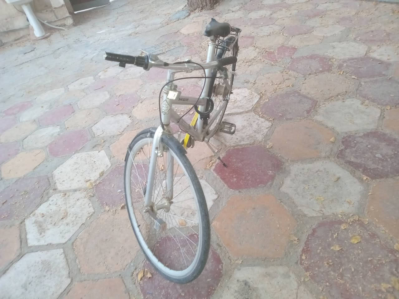 بايسك باله نظيف سعره ٥٠  عنوان حي القادسية ***********
