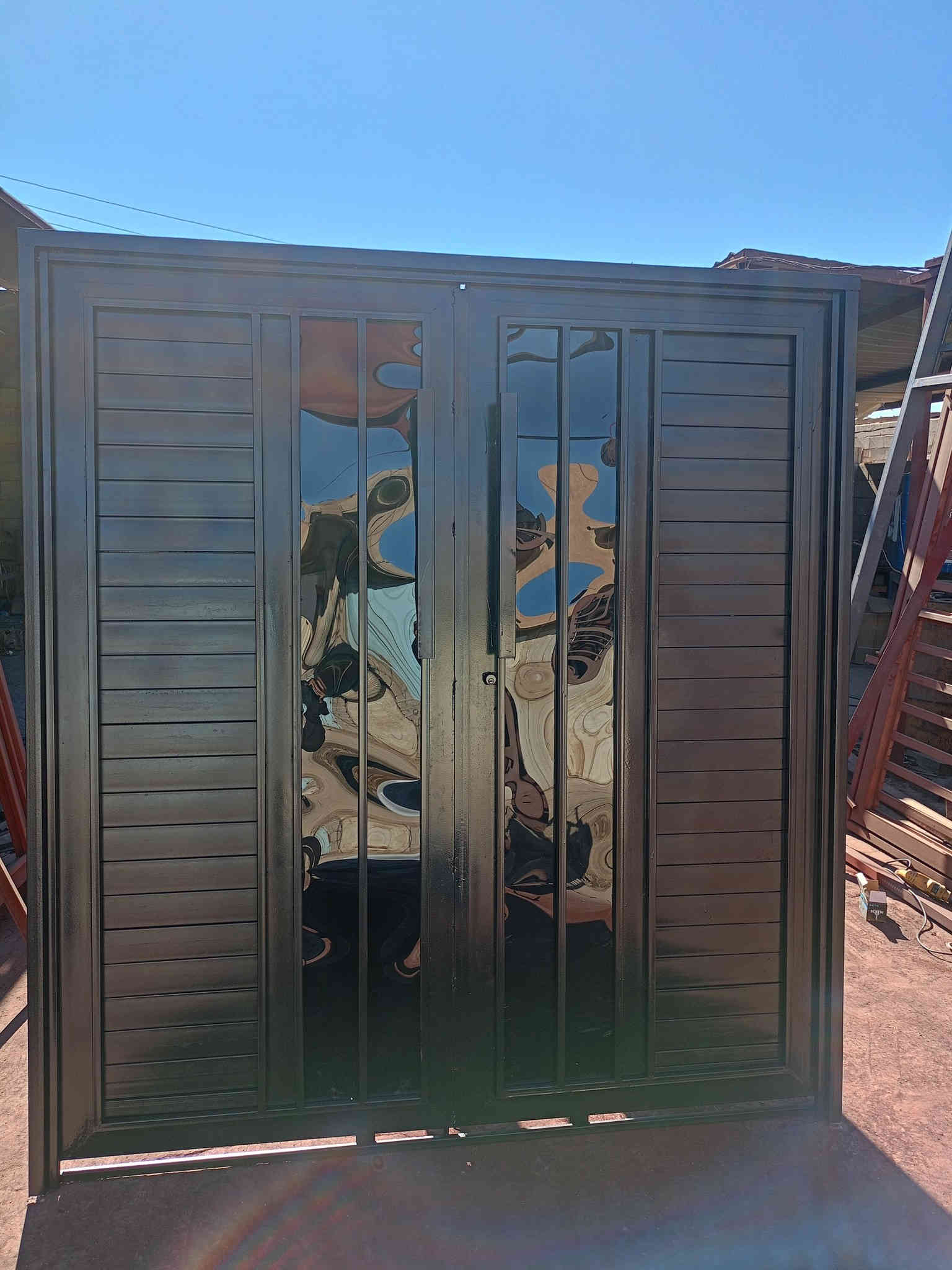 السلام عليكم يوجد لدينا حداد ابوك شبابيك شغل درجه اولى اسعار مناسبه المكان الرفاعي ***********
