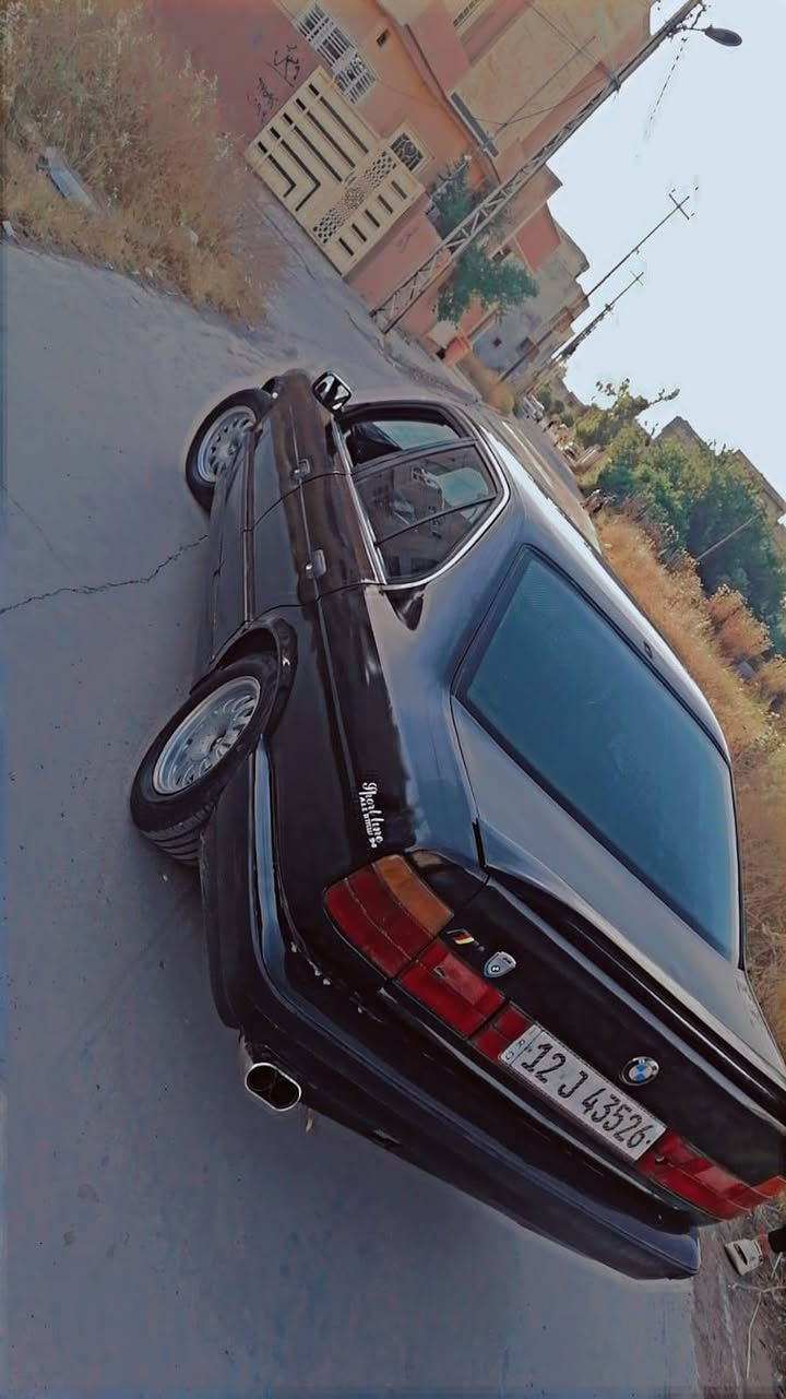 سلام عليكم للبيع BMW اسود كحلي حجم 520 موديل 1991 كير محرك كبس شرط اربع تايرات جدد سياره بيها طخه بجاملغ الخلفي سنويه 2031 سياره بسمي شرط التحويل سياره مكفوله السعر 62 وبيها مجال للاستفسار الاتصال ***********
