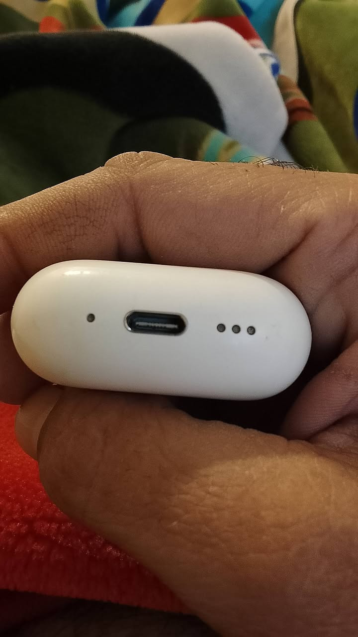 سلام عليكم للبيع سماعات ايربد الاصليه جيل رابع عازل صوت واضحه جدا مستخدمه بس نظيفه رايدها 200 مكاني بغداد


**إذا كنت صاحب هذا الإعلان وتريد حذفه لأي سبب، رجاءا أرسل رسالة إلى الدعم الفني**