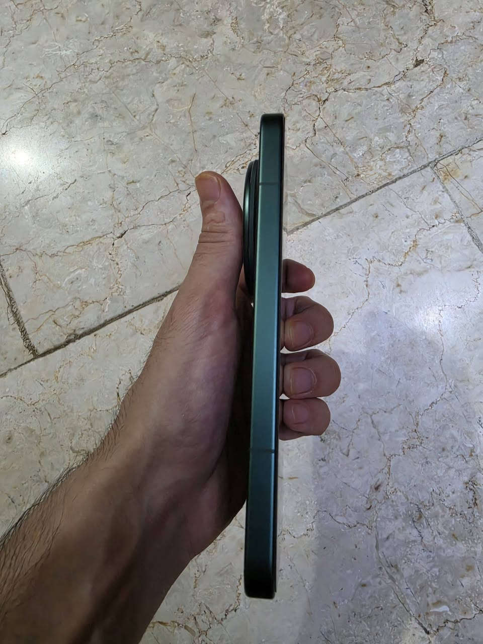 Xiaomi 17 ualtra
معالج Snapdragon 8 Elite Gen 5 القوي جدًا، مناسب للألعاب الثقيلة والتصوير والاستخدام المكثف. 
شاشة 6.9 إنش LTPO OLED بدقة عالية، تدعم 120Hz ومعدل سطوع يصل إلى 3500 شمعة، لذلك الرؤية ممتازة حتى تحت الشمس 
تصوير فيديو حتى 8K، مع دعم 4K بمعدلات إطارات عالية. �
موبيزل
🔋 بطاريةالنسخة الموجة للصين 6800mAh مع شحن سريع 100 واط سلكي و50 واط لاسلكي. 
موبيزل +1
💾 ذاكرة 16GB RAM مع 512GB تخزين سريع من نوع UFS 4.1. �
Xiaomi +1
🌊 مقاومة للماء والغبار بمعيار IP68/IP69. �
موبيزل +1
📡 يدعم Wi-Fi 7 وNFC وeSIM ومنفذ IR Blaster للتحكم بالأجهزة. �
موبيزل +1
👆 بصمة Ultrasonic داخل الشاشة، سريعة ودقيقة.
  نظافة 100%
بطارية100%
مستخدم 24 يوم فقط كامل ملحقات والوصل هم .
*********** واتساب .
ذي قار مركز .
1,500٫000
