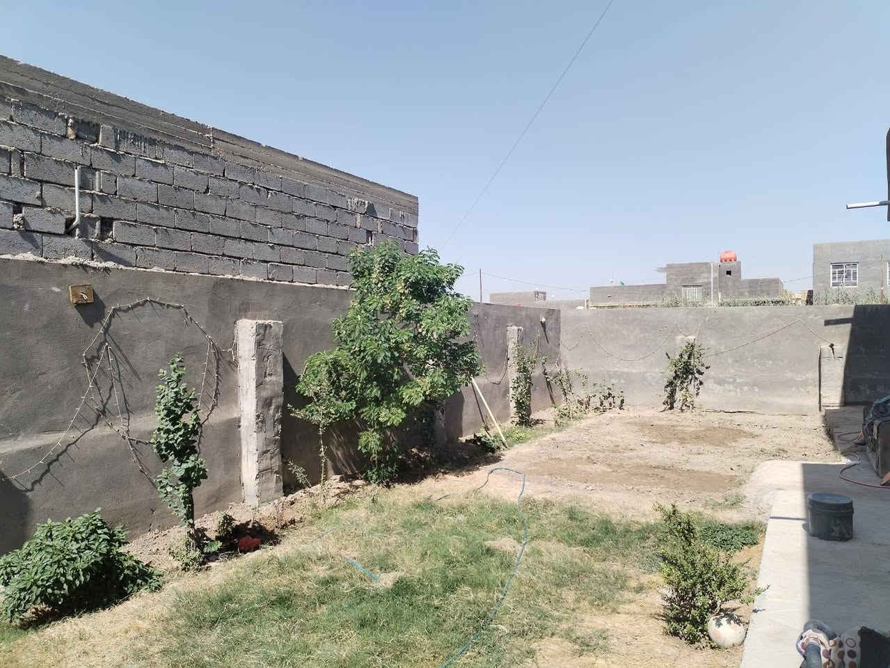 دار للبيع المساحه ٣٠٠ متر 
طابو زراعي سند ٢٥
يحتوي الدار على غرفتين نوم واستقبال ومطبخ وهول وصحيات عرض الشارع الفرعي ٨ متر 
بناء ٢٠٠ متر وحديقه ١٠٠ متر على طول البيت كما موضح بالتصوير ممكن تصير مشتمل
السعر مناسب بالنسبه للمنطقه 
العنوان حله ورديه خارج لف معمل ابو كيره قرب أسواق الشمري 
للإستفسار مراسلة الصفحه او وتساب او الاتصال على الأرقام التاليه 
***********

***********

