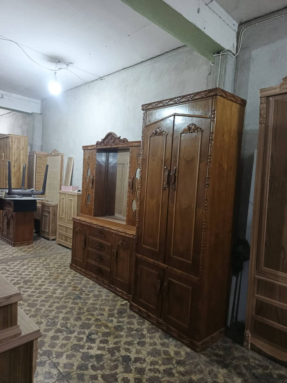 غرفه نوم خمسه ابواب ملحق نقش زان مصري  شغل ثقيل السعر 900 العنوان موصل الايسر الدركزليه لستفسار *********** وبي واتساب
