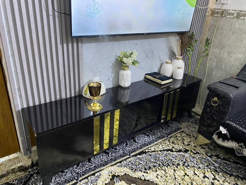 ديوان عشر مقاعد وميز بلازما وطبلة وسطية مع المفارش للبيع العنوان الدورة للاستفسار على الرقم ***********
الميز بعد بي رفوف تعليك شايليهن
