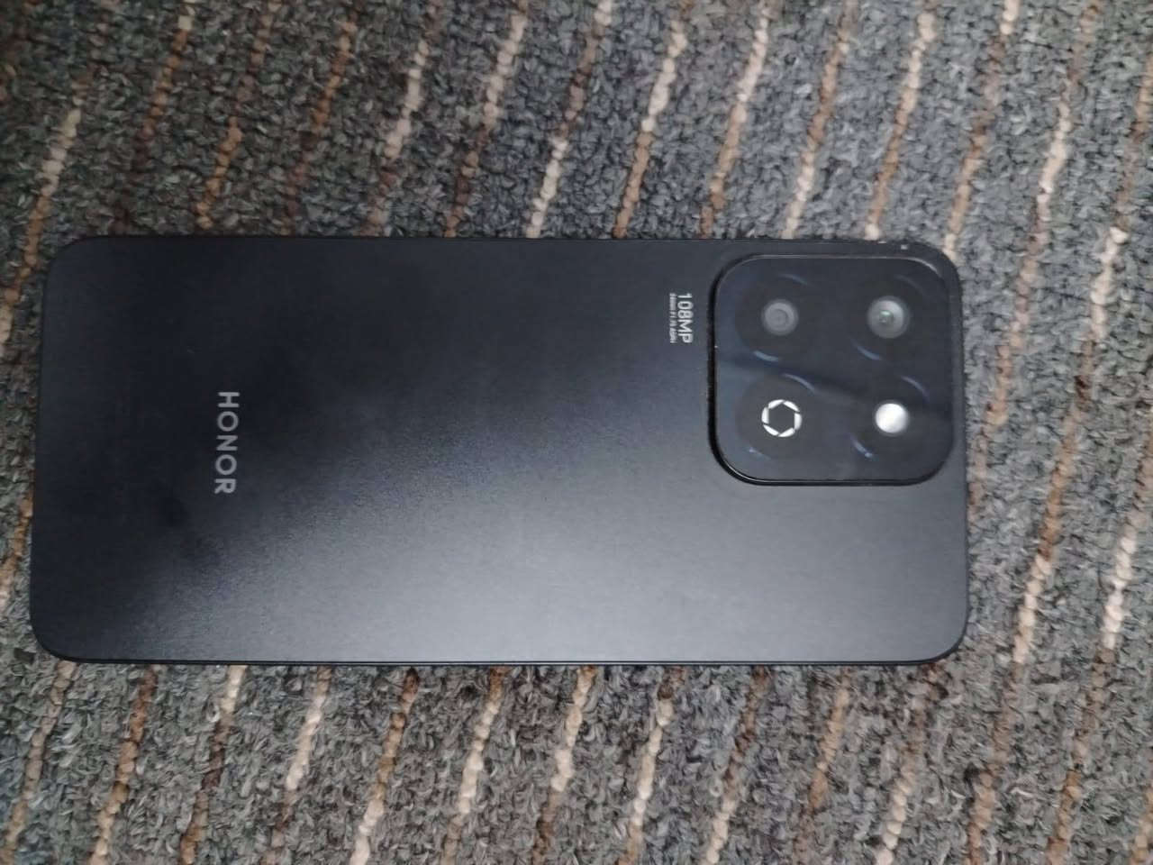 سلام عليكم موبايل هونر مستخدم شهرين كل عيب مابي السعر150وبي مجال شي قليل***********
