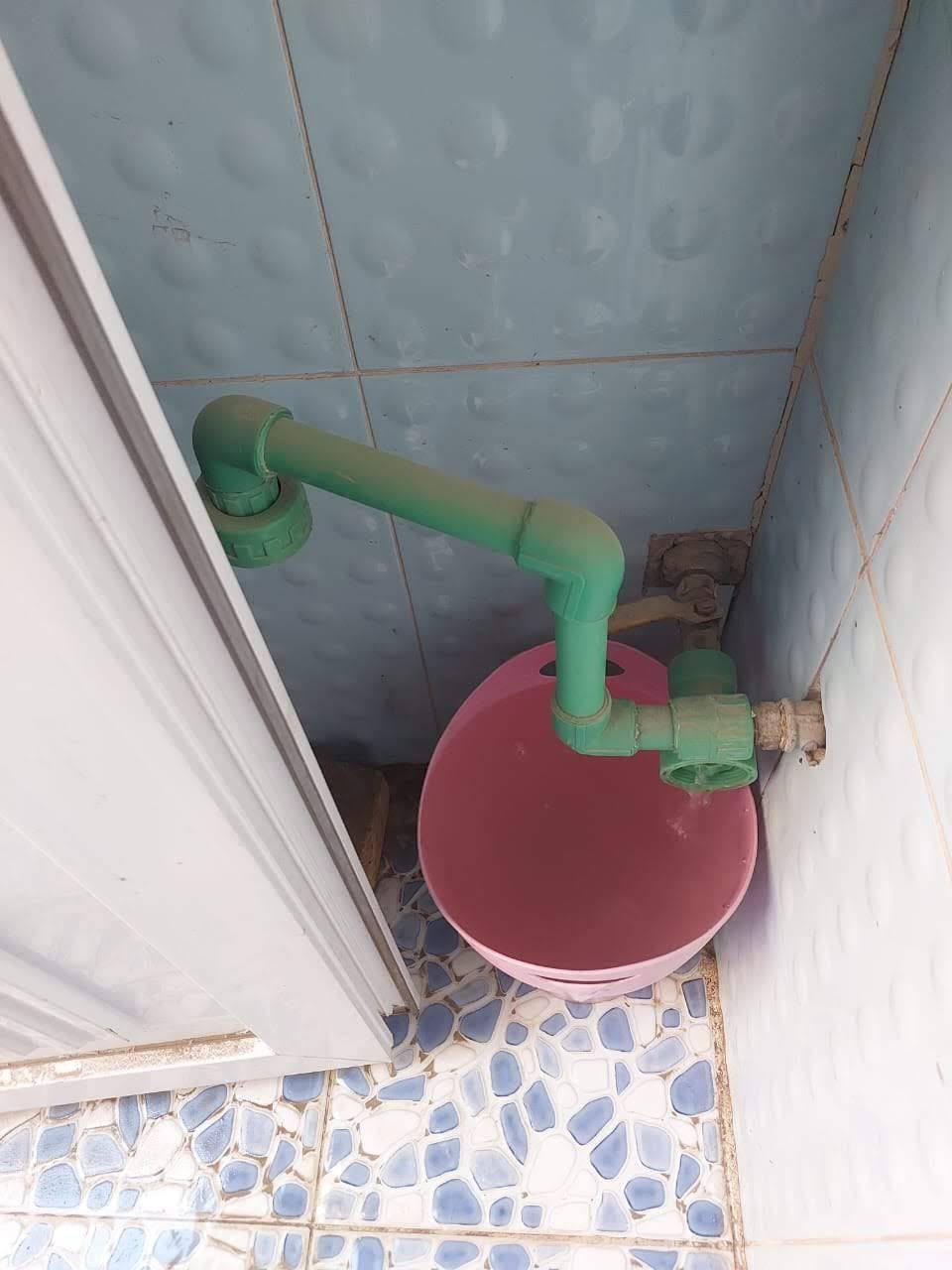 السلام عليكم بيت للبيت فقط بالكوت العزه الجديده مقابل جسر الكريميه بالقرب من موكب ستار ربيح المساحه ١٣٢ م الاتصال على الارقام *********** و ***********
