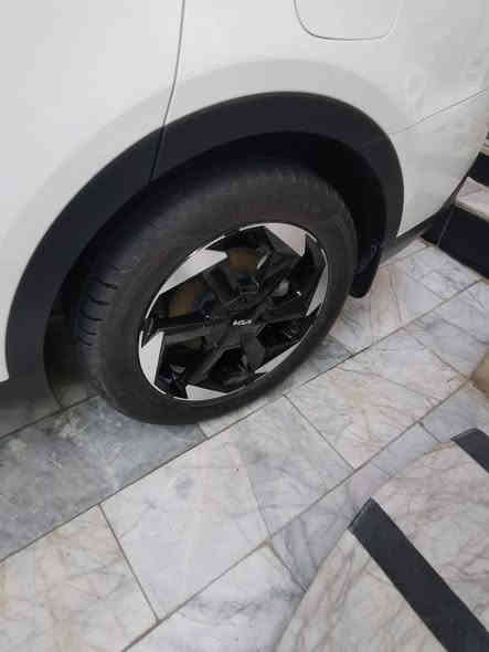 سورينتو 2024  للبيع
محرك 6 سلندر تشمل مواصفات هذه الفئة نظام دخول بصمة ذكي، تشغيل عن بعد، كاميرا خلفية، حساسات أمامية وخلفية، شاشة لمس مع آبل كار بلاي، وفتحة سقف بانورامية..

مواصفات المحرك

نوع المحرك: V6 بنزين

سعة المحرك: 3.5 لتر

القوة: 272 حصانًا

عزم الدوران: 332 نيوتن متر

ناقل الحركة: أوتوماتيكي بـ 8 سرعات

نظام الدفع: امامي

أبرز المواصفات الخارجية

مصابيح أمامية LED مع كشافات

مصابيح خلفية LED

جنوط مقاس 19 بوصة

حساسات أمامية وخلفية

كاميرا خلفية

باب خلفي كهربائي 

أبرز المواصفات الداخلية والتقنيات

نظام دخول بصمة ذكي وتشغيل عن بعد

مقاعد أمامية كهربائية قابلة للتعديل

مقود جلدي متعدد الوظائف

شاشة لمس تدعم آبل كار بلاي

شاحن هاتف لاسلكي

مثبت سرعة

نظام مناخ ثنائي التحكم

أوضاع قيادة متنوعة

نظام تثبيت السرعة على المنحدرات

نظام منع الانزلاق

ستائر جانبية خلفية 
سيارة جديدة عداد المسافة 21 الف كيلو متر فقط
السعر 325 ورقة وبيها مجال حك الجية للطيبين وللشراي الجناي
***********
