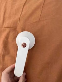 مزيل وبر • بطارية قابلة للشحن • منفذ Type-C