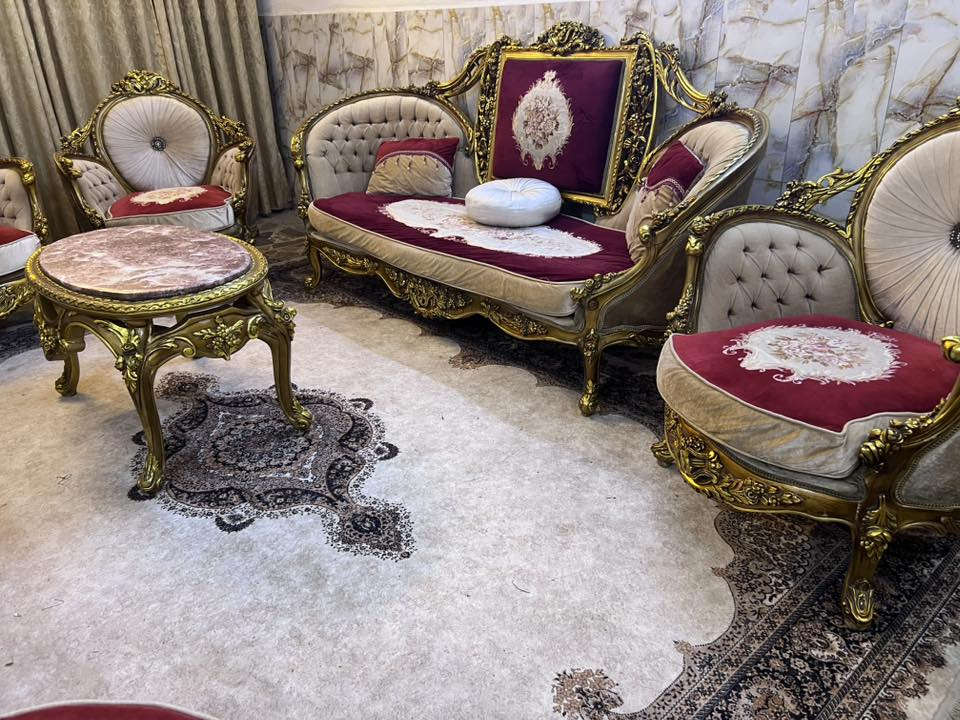 تخم مصري خشب زان نظيف جداً عشر مقاعد مع وسطية مرمر مكانه المنصور السعر مليون و٤٠٠  ***********
