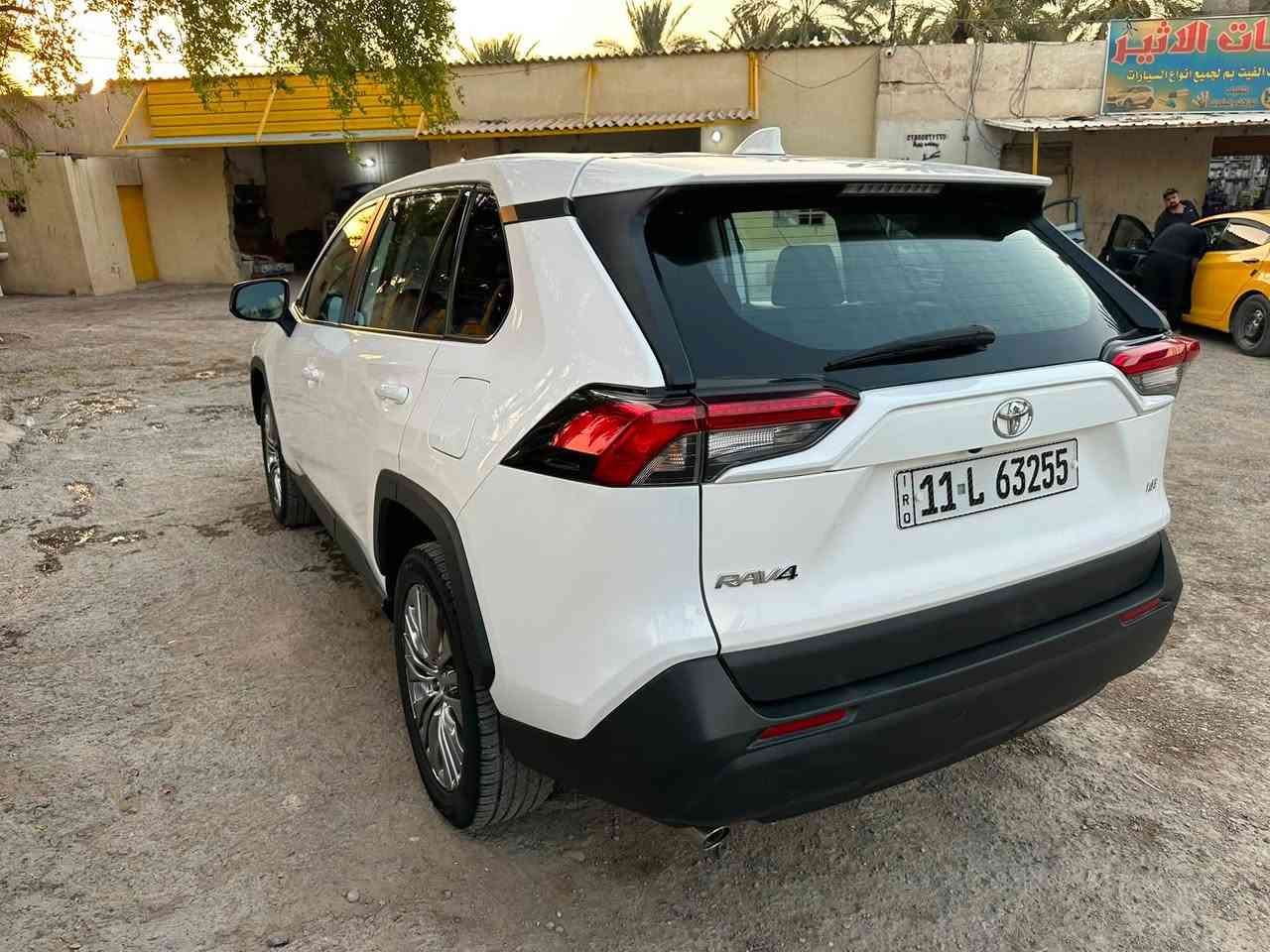 راف فور 2023 ابيض  السيارة نضيفة وحلوة مواصفات Le  الويل 19 ماشية  50 الف ميل رقم بغداد   رادار توقف ذاتي يعني مواصفات نص للاستفسار الاتصال على الرقم 
***********
