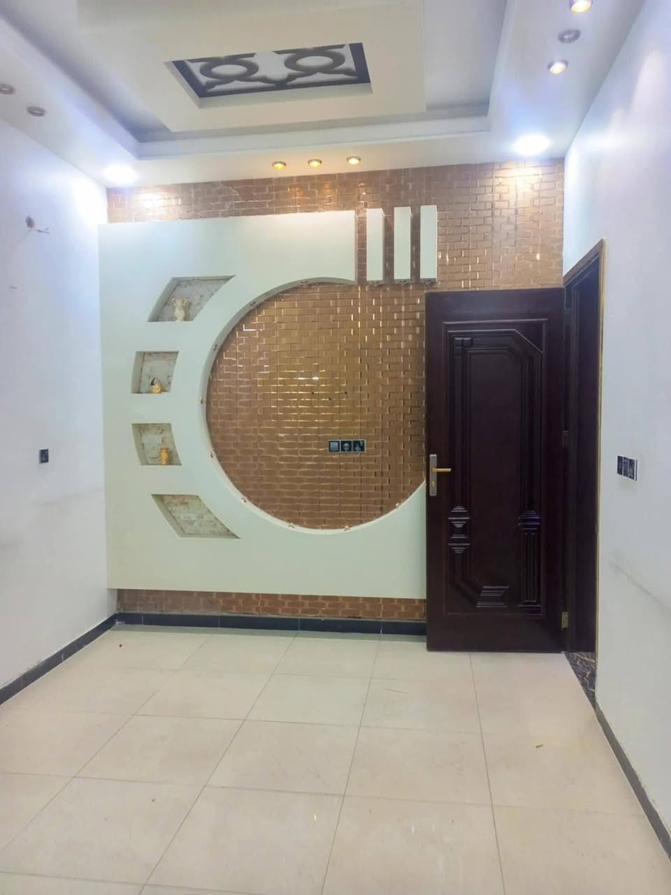 متوفر الان دار سكني #للايجار

موقعه الديوانيه #حي_المعلمين
شارع الجامع مكان مرتب وهدوء

#مساحته 100 متر مربع
يحتوي البيت علئ  ثلاث غرف نوم وصاله ومطبخ  
واستقبال وصحيات داخليه وخارجيه 
البيت نضيف وبناء حديث 

للاستفسار اكثر 
#واتساب_اتصال_*********** 

او مراجعة مكتبنا الكائن في حي المعلمين. نزلة فلافل تشرين
