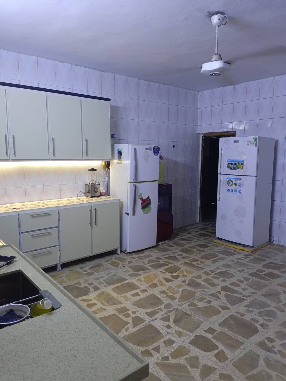 بيت للبيع المساحة300مترالواجهه15,والنزال20البيت يتكون من ديوانية وهول ومطبخ وغرفتين نوم وصحيات وترك على عرض البيت والطابق الثاني غرفتين وصحيات الموقع مربع سوق حي الرأسة قرب المدارس طابو صرف للتواصل على هذا الرقم***********
