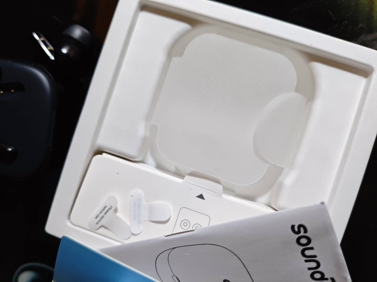 أنكر ساوند كور R60i NC
للبيع 35 قبل اسبوعين اشتريتها

Anker Soundcore R60i NC

مكاني بغداد بلديات 

المواصفات 

إلغاء الضوضاء التكيفي توفر تقنية إلغاء ضوضاء ذكية تقلل الضجيج المحيط

توفر سماعات الأذن اللاسلكية Anker Soundcore R60i NC صوت جهير قوي بفضل مكبرات الصوت المطلية بالتيتانيوم مقاس 11 مم، وتقنية LDAC للصوت عالي الدقة، وخاصية إلغاء الضوضاء النشطة التكيفية حتى 52 ديسيبل. يضمن نظام الميكروفونات الستة المزود بتقنية الذكاء الاصطناعي تقليل الضوضاء لإجراء مكالمات واضحة. استمتع بما يصل إلى 10 ساعات لكل سماعة (50 ساعة مع علبة الشحن) بدون خاصية إلغاء الضوضاء النشطة، أو حوالي 8 ساعات لكل سماعة (40 ساعة مع علبة الشحن) مع تفعيلها. يوفر الشحن السريع 3.5 ساعات من الاستماع خلال 10 دقائق فقط. تتوفر الترجمة الفورية عبر تطبيق Soundcore، ومقاومة للغبار والماء بمعيار IP55، وتقنية Bluetooth 5.3 مع وضع ألعاب منخفض التأخير (50 مللي ثانية)، وإمكانية تخصيص معادل الصوت عبر التطبيق. مثالية للتمارين الرياضية والتنقلات اليومية.


**إذا كنت صاحب هذا الإعلان وتريد حذفه لأي سبب، رجاءا أرسل رسالة إلى الدعم الفني**