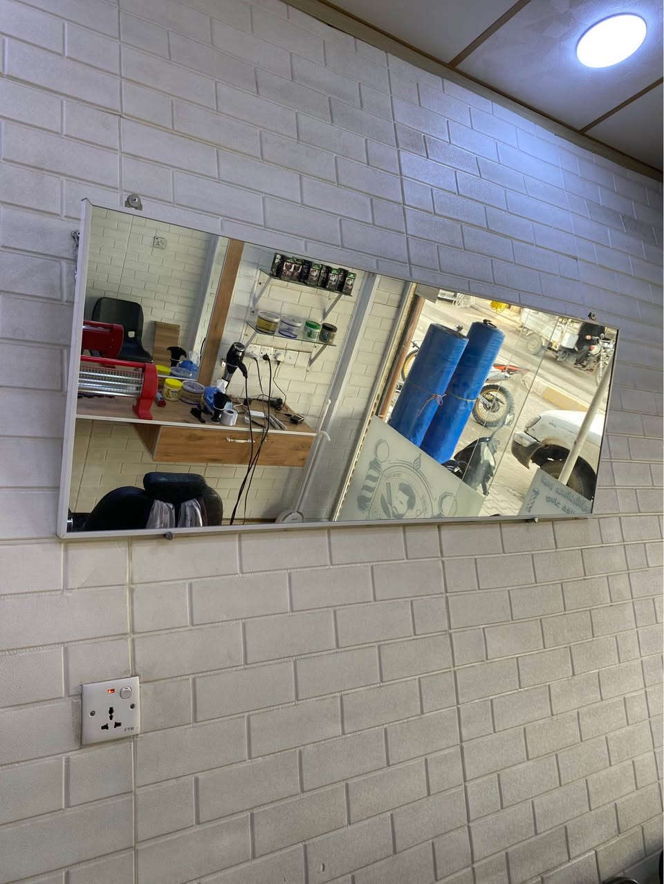 سڵاو ئەم ئەشیانە بۆ فرۆشتن 

رەفەی دەلاکی و ئاوێنەکەی بۆ فرۆشتن زۆر تازەیە 
رەفەکە mdf و دریژیەکەی ٢ مەترو نیوو پانیەکەی ٤٠ سانتیمە 
ئاوێنەکە  درێژی ١ مەتر و نیو 
پانیەکەی 1 مەتر
نرخی ١٧٠ هەزار کەمێک معامەلە 

کورسی دەلاکی بۆ فرۆشتن زۆر تازەیە و جەگ و گێری مەزبووتە و کێشەی نیە هیچ شوێنێکی نەدراوە نرخی ١٥٠ هەزار و کەمێک معامەلە 

ئاوێنەی پشتەوە سپیەکە بۆ فرۆشتن 
درێژی ١ مەتر و نیوو
پانی ٥٠ سانتیم 
نرخی ٢٨ هەزار  قفڵ 

رەفە بچووکەکان بۆ ئەشیادانان لەسەریی بۆ فرۆشتن 
درێژی ٥٥ سانتیم پانی ١٧ سانتیم 
هەمووی بە یەکەوە ئەفرۆشم ٥ دانەیە بە ٢٥ هەزار قفڵ  

ناونیشان سلیمانی ڕاپەرین 

نامە بنێرن یان تەلەفون بکەن لە خزمەتانام
***********

تکایە گەر موشتەری نیت سەرمان مەیەشێنە لەگەڵ رێزم السليمانية, العراق
