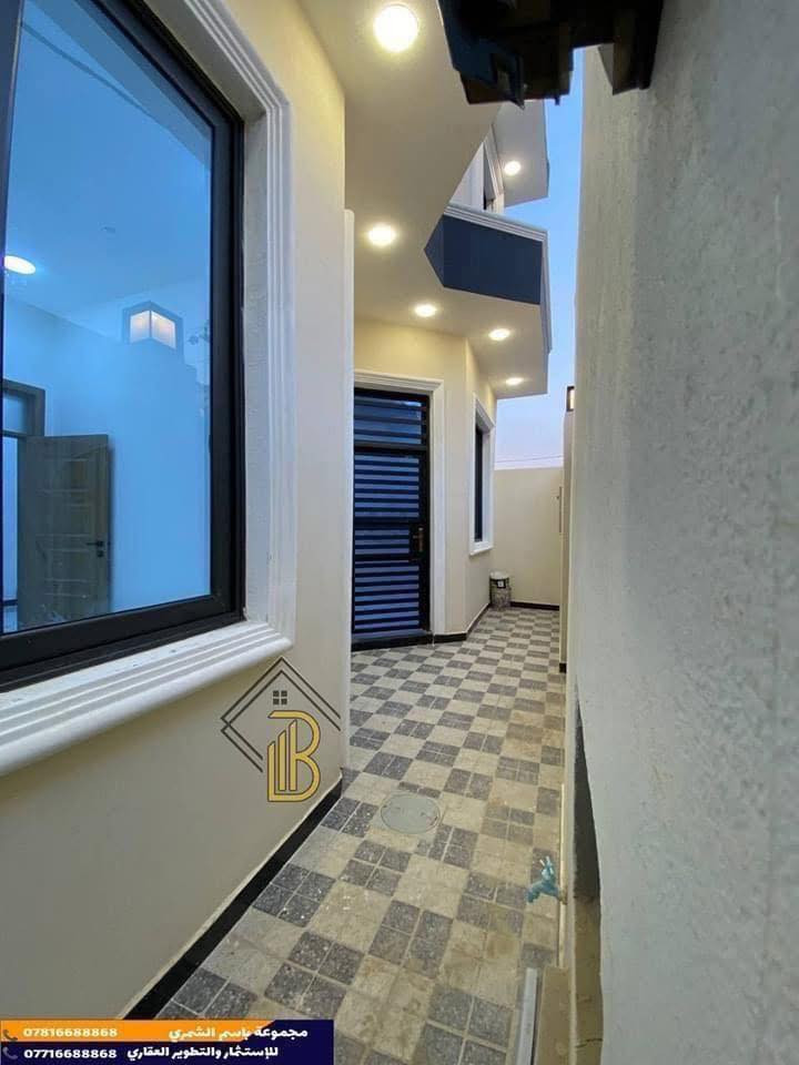 🏡 بيت حديث للبيع - موقع مميز جداً في الديوانية!
📍 الموقع: الديوانية / حي الجامعة / شارع 20
📍 مقابل صيدلية الثريا، داخل الفرع – واجهة على الشارع التجاري مباشرة

✨ تفاصيل العقار:
🔹 بناء حديث
🔹 مساحة: 100 متر مربع (10×10)
🔹 يتكون من طابقين

🔸 الطابق الأول يحتوي على:
 • غرفة نوم
 • صالة
 • برّاني (مجلس استقبال)
 • مطبخ
 • مجموعة صحية داخلية
 • مجموعة صحية خارجية
 • منور وسط البيت لتهوية وإضاءة طبيعية ممتازة

🔸 الطابق الثاني يحتوي على:
 • غرفتين نوم
 • صالة واسعة
 • مجموعة صحية
 • سطحين عدد 2 للاستفادة المتعددة

✅ البيت طابو ملك صرف – يتحول مباشرة باسم المشتري
✅ واجهة على شارع تجاري
✅ قريب من الخدمات والأسواق والمدارس

📞 للاستفسار والمعاينة:  ***********
