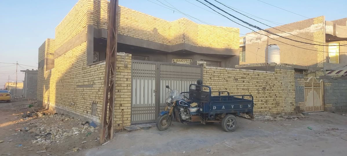 بيت زراعي مساحة 200متر حي الخضراء مقابيل المعارض يتكون من مطبخ واستقبال وصالة وغرفتين ومناور اثنين مع صحيات داخليه وخارجيه وبيتونه وستاره كما موضح بالصور الشراي يتصل بالرقم الموجود ***********
