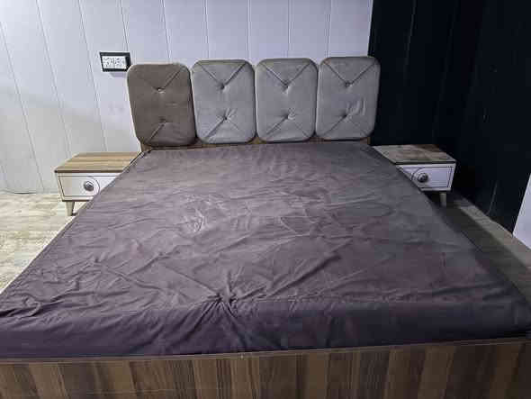 غرفة نوم تركية 5 قطع نظيفة مع دوشك مكانها حي الحسين مقابل بانزيخانةحي العامل***********
