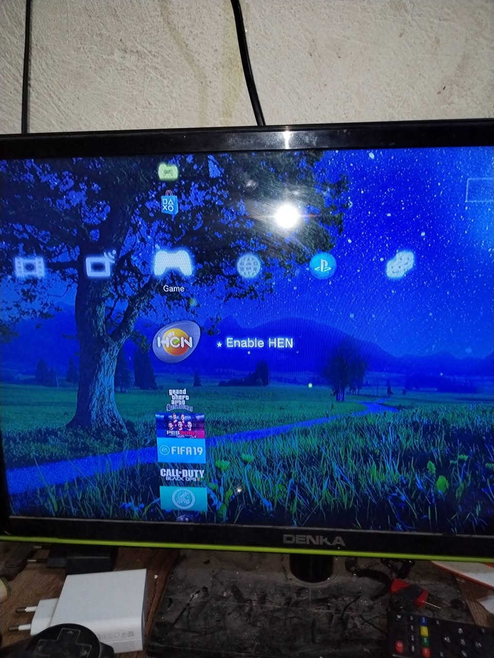 🎮 بلاي ستيشن 3 (PS3) مهكر للبيع - عرض كامل ومميز 🎮
​السعر: 100 ألف دينار فقط (مع توصيل مجاني 🚚)
​المواصفات والمميزات:
​الحالة: الجهاز نظيف جداً وشغال 100% (فحص وتجربة).
​التهكير: الجهاز مهكر بأحدث إصدار (4.91 HEN)، يفتح لك كل الألعاب مجاناً.
​الملحقات: * 4 يدات تحكم (2 شغالات تمام + 2 يحتاجن صيانة أو أدوات احتياطية).
​هارد خارجي محمل بأقوى الألعاب.
​واير شحن اليدات (الأصلي).
​كابل HDMI للصورة الدقيقة.
​مكتبة الألعاب المتوفرة (ألعاب ضخمة وجاهزة):
الجهاز محمل بأكثر الألعاب طلباً، منها:
✅ Grand Theft Auto V (GTA V)
✅ FIFA 19 & PES 18
✅ Call of Duty: Black Ops II
✅ God of War Collection
✅ Assassin's Creed III
✅ Red Dead Redemption
✅ Tomb Raider & WWE 2K14
✅ ومجموعة متنوعة من ألعاب Blur, BioShock, وغيرها الكثير!
​الخدمات الإضافية:
🚚 التوصيل مجاني (لباب البيت).
💰 السعر ثابت: 100 ألف دينار (قيمة الألعاب والملحقات وحدها تسوى أكثر).
​للتواصل والاستفسار على الخاص


**إذا كنت صاحب هذا الإعلان وتريد حذفه لأي سبب، رجاءا أرسل رسالة إلى الدعم الفني**